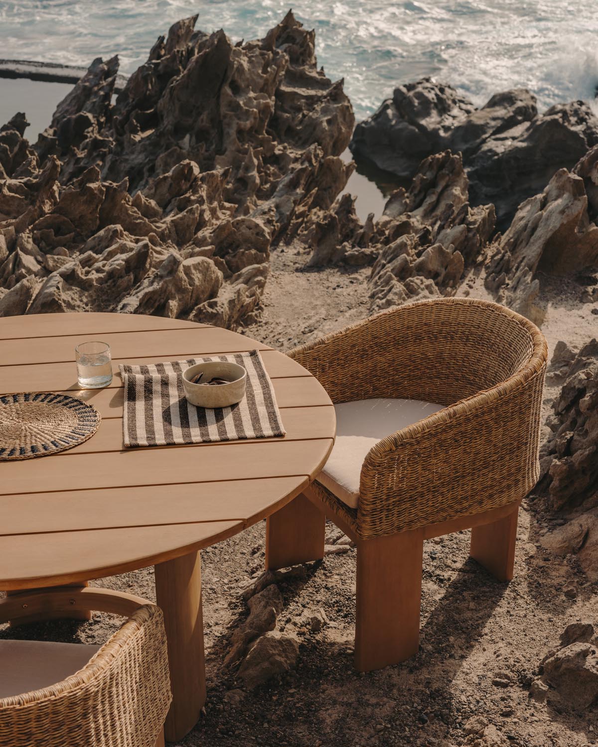 Xoriguer Stuhl aus synthetischem Rattan und massivem Eukalyptusholz FSC 100% in Natur, Beige präsentiert im Onlineshop von KAQTU Design AG. Outdoor-Sessel mit Armlehnen ist von Kave Home