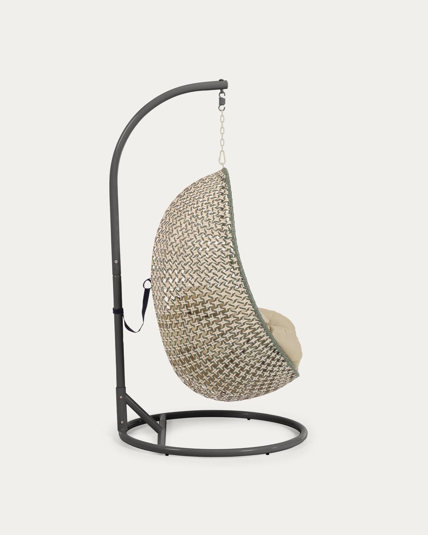 Hängesessel Cira mehrfarbig mit Standfuss in Dunkelgrau in Mehrfarbig präsentiert im Onlineshop von KAQTU Design AG. Hängestuhl ist von Kave Home