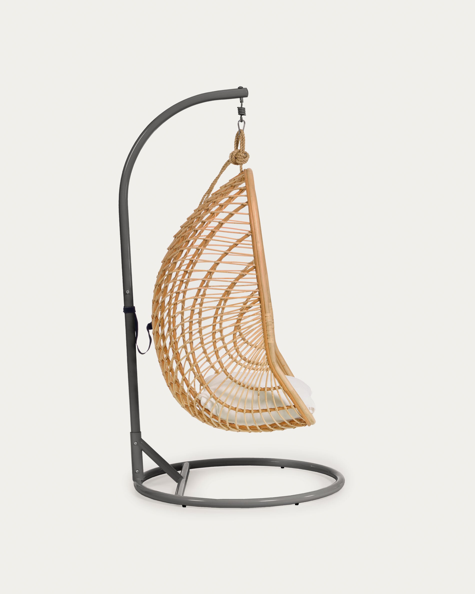 Hängesessel Ekaterina aus Rattan mit Standfuß in Dunkelgrau in Schwarz präsentiert im Onlineshop von KAQTU Design AG. Hängestuhl ist von Kave Home