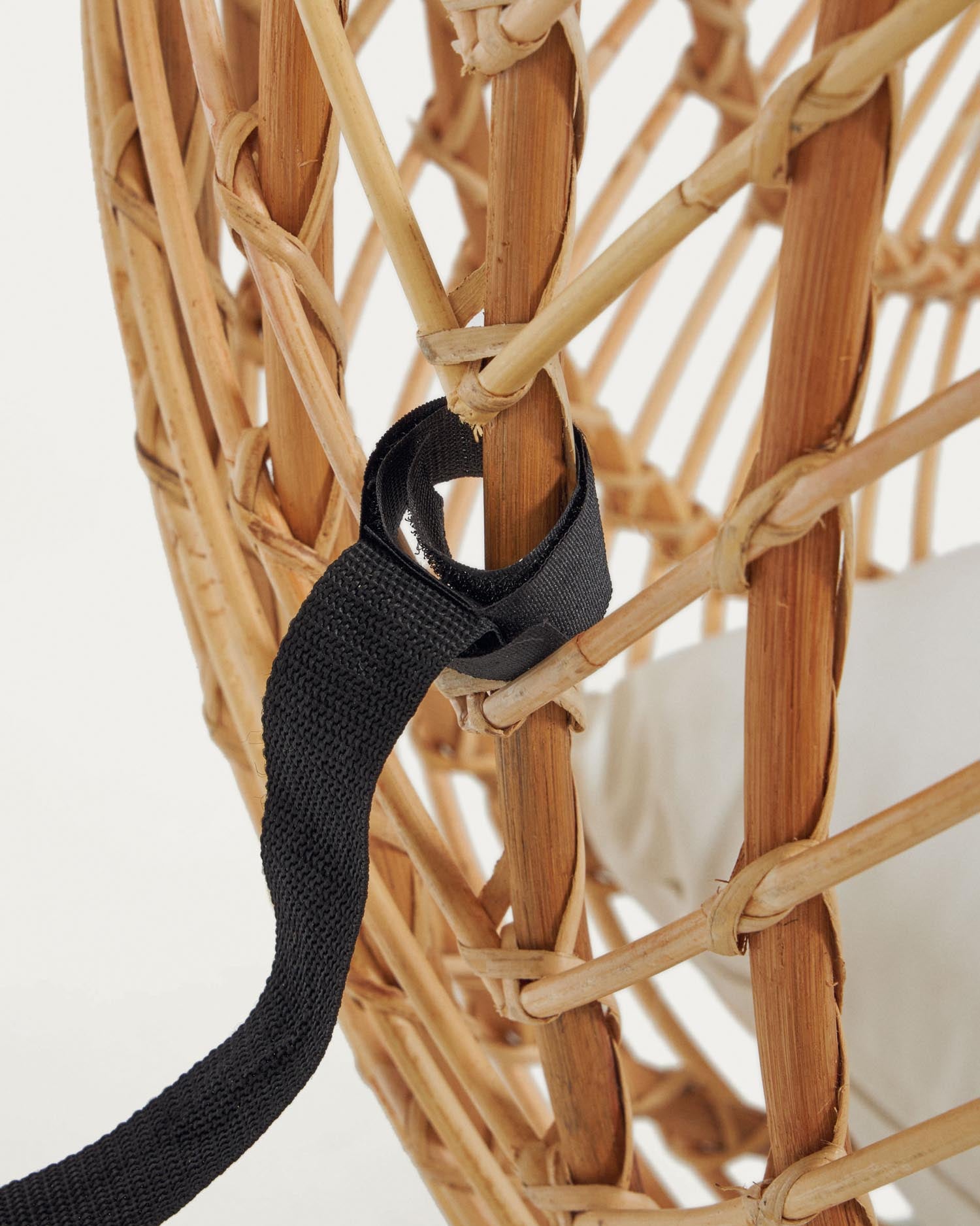 Hängesessel Ekaterina aus Rattan mit Standfuß in Dunkelgrau in Schwarz präsentiert im Onlineshop von KAQTU Design AG. Hängestuhl ist von Kave Home