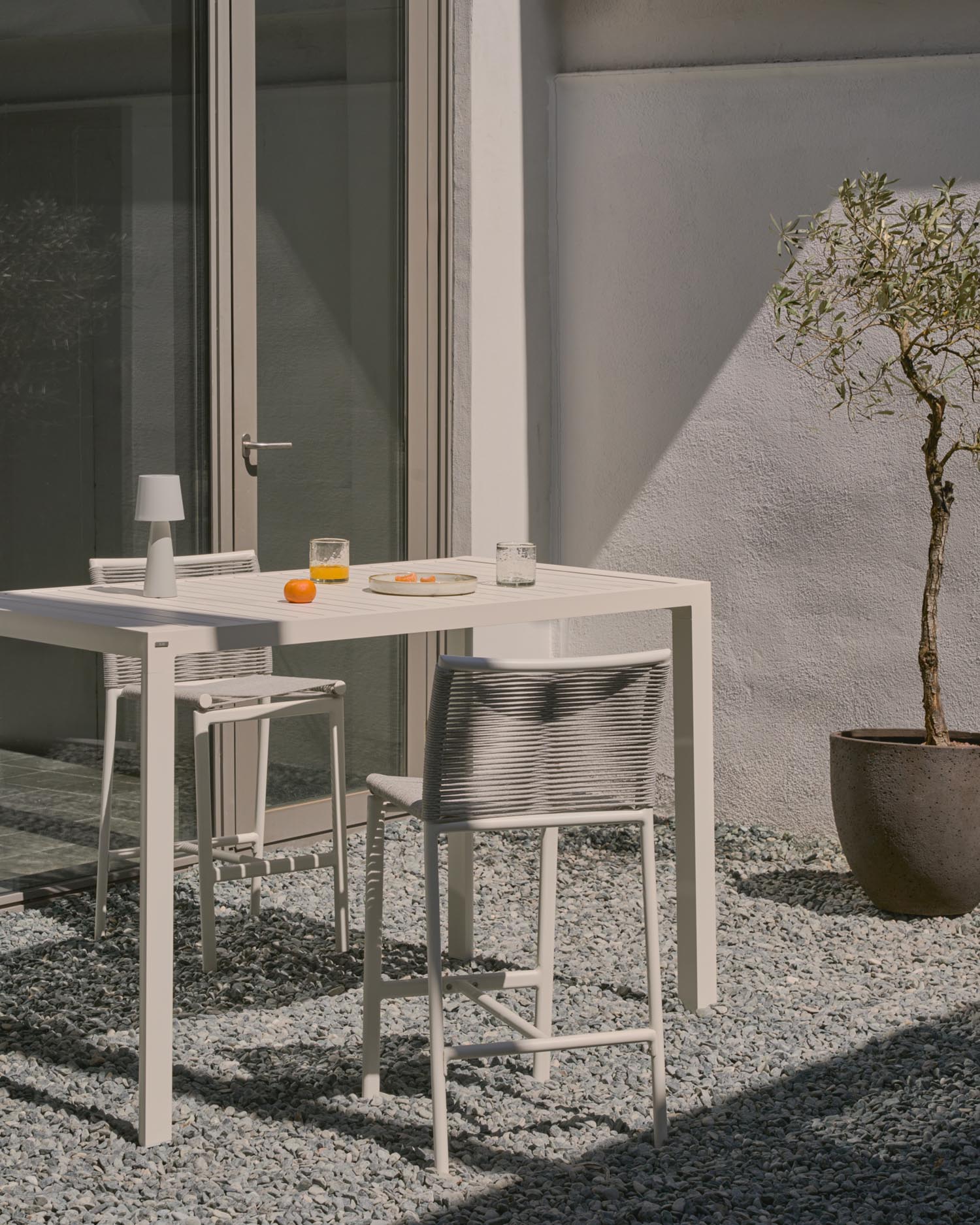 Culip Outdoor-Hocker aus Seil und weissem Aluminium 65 cm in Weiß präsentiert im Onlineshop von KAQTU Design AG. Hocker Outdoor ist von Kave Home