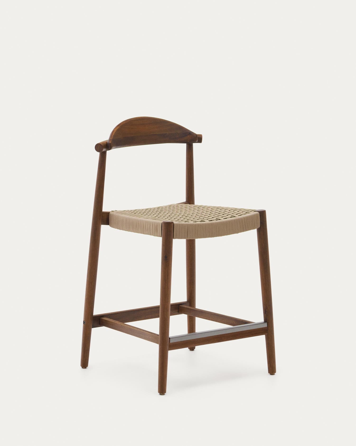 Nina Hocker massives Akazienholz nussbaumfarbenes Finish Seil beige Höhe 62 cm FSC 100% in Schwarz präsentiert im Onlineshop von KAQTU Design AG. Hocker Outdoor ist von Kave Home