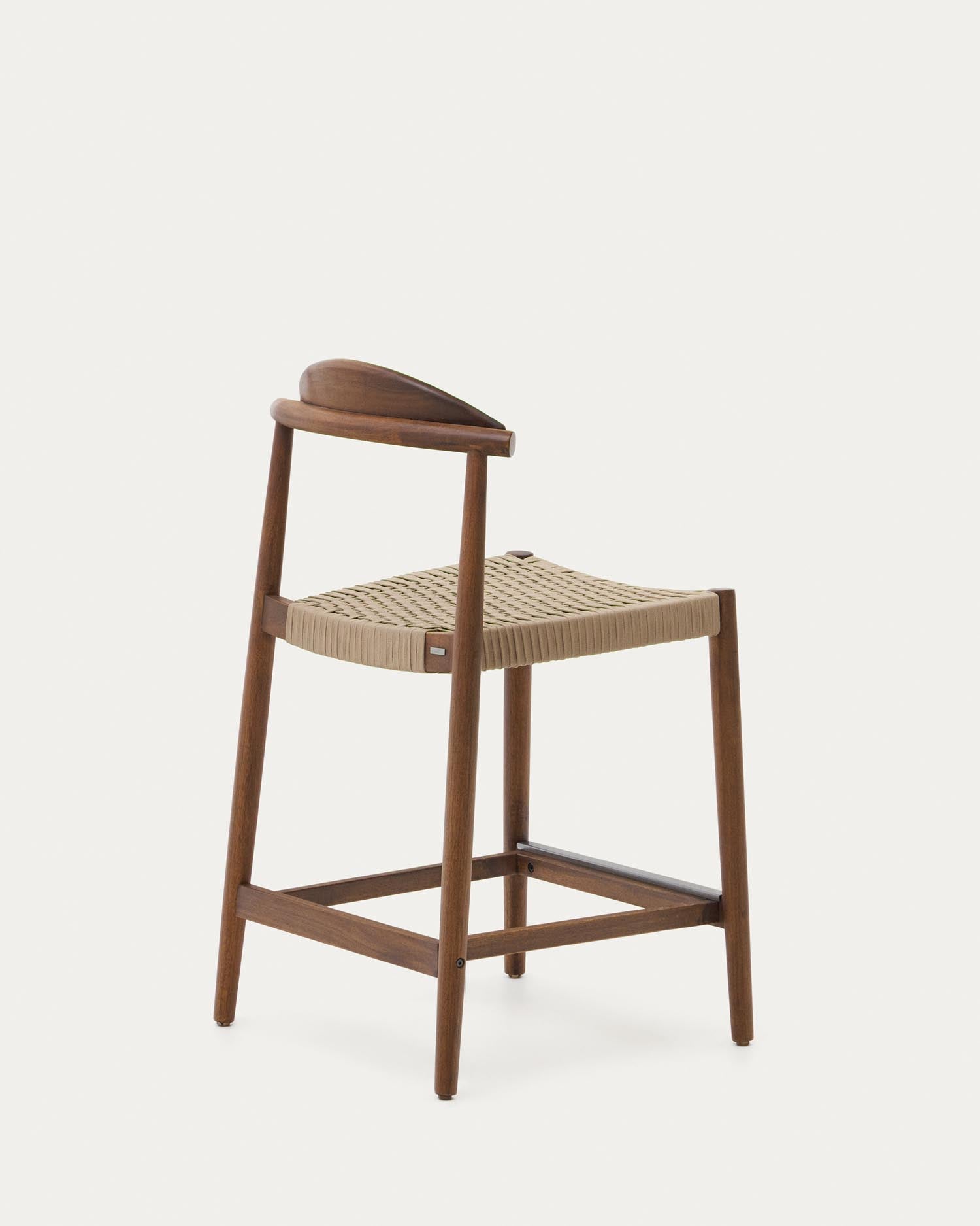 Nina Hocker massives Akazienholz nussbaumfarbenes Finish Seil beige Höhe 62 cm FSC 100% in Schwarz präsentiert im Onlineshop von KAQTU Design AG. Hocker Outdoor ist von Kave Home