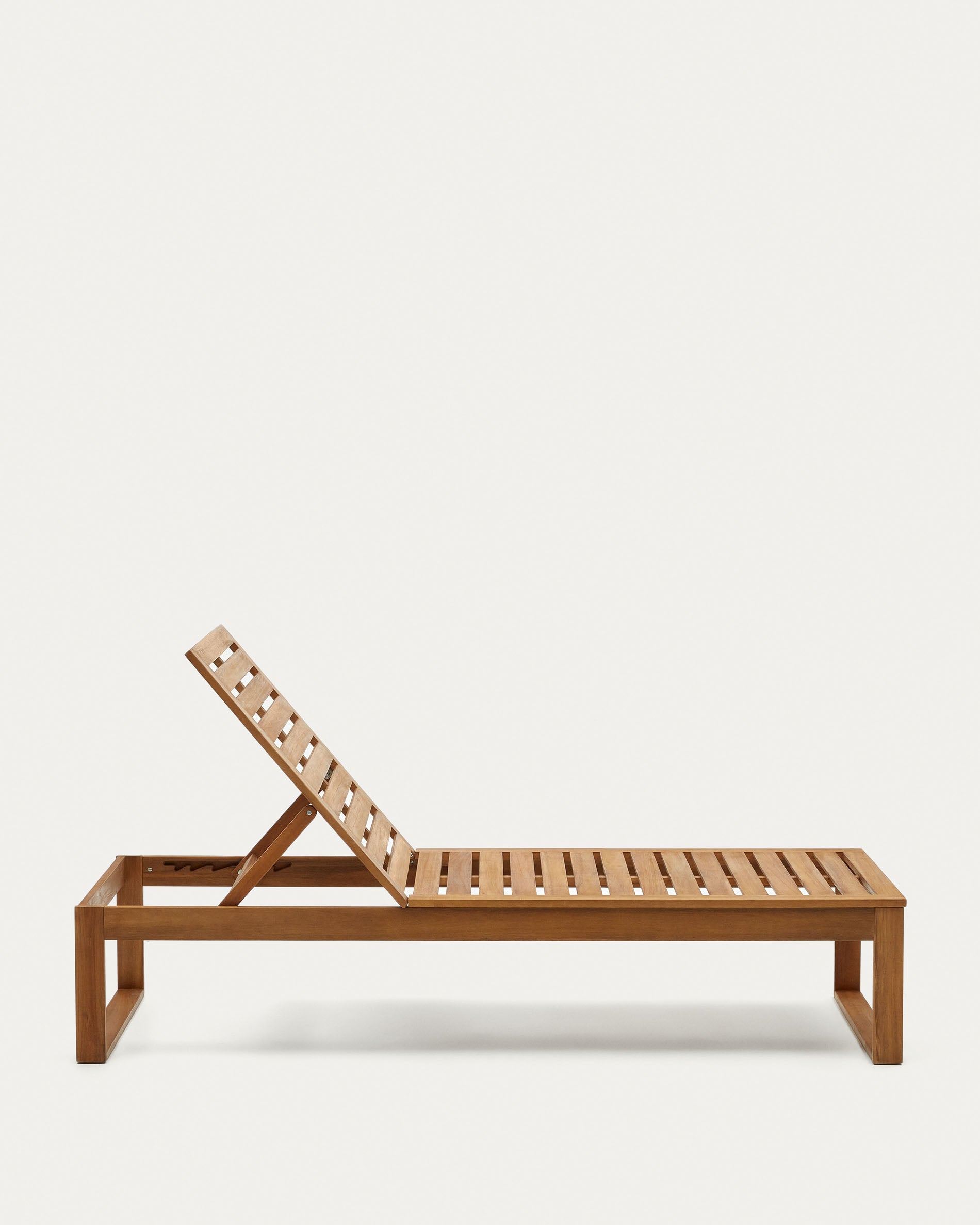 Sulamita Outdoor Sonnenliege aus massivem Akazienholz FSC 100% in Braun präsentiert im Onlineshop von KAQTU Design AG. Liegestuhl ist von Kave Home