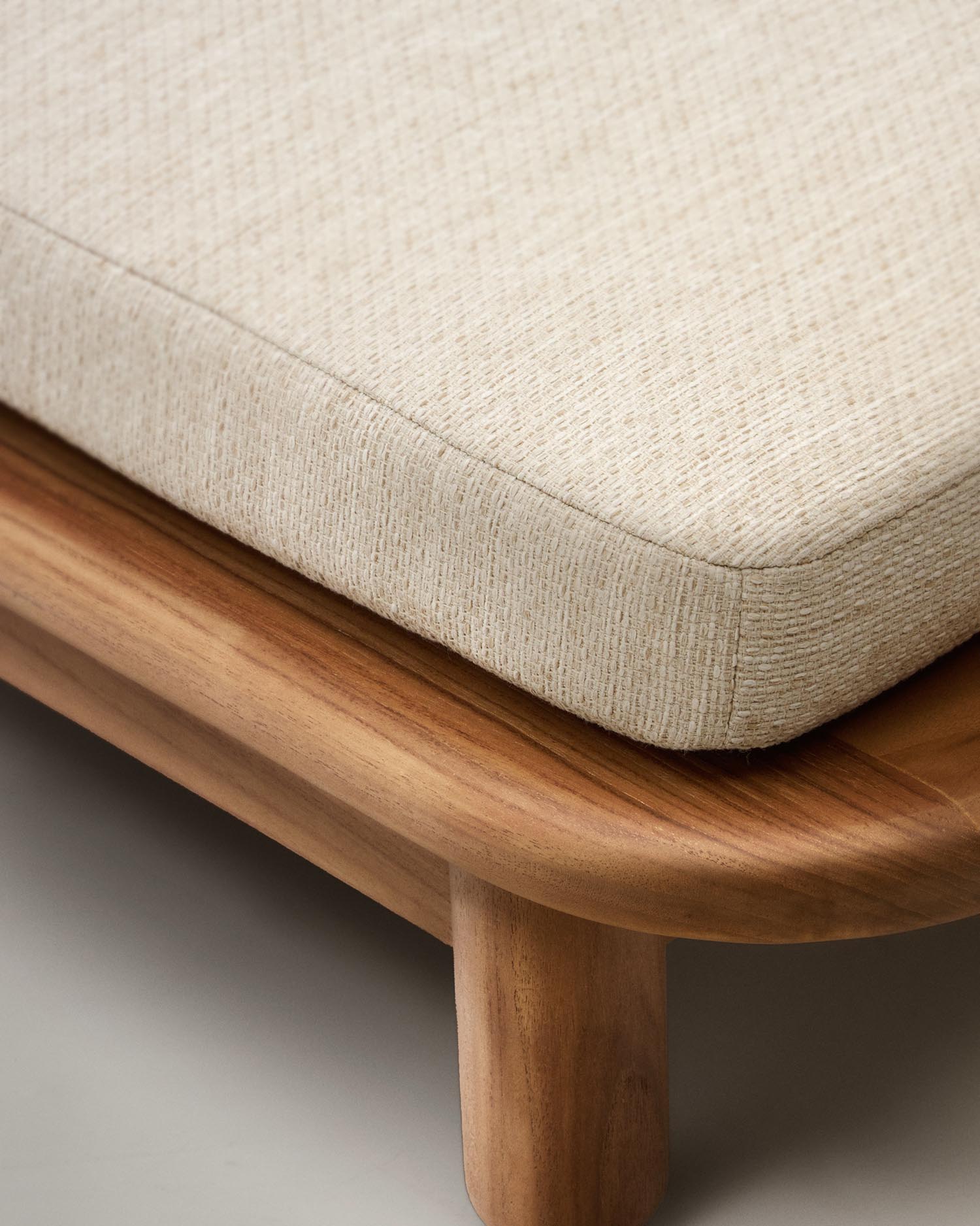 Turqueta Liege aus massivem Teakholz FSC 100% in Braun präsentiert im Onlineshop von KAQTU Design AG. Liegestuhl ist von Kave Home