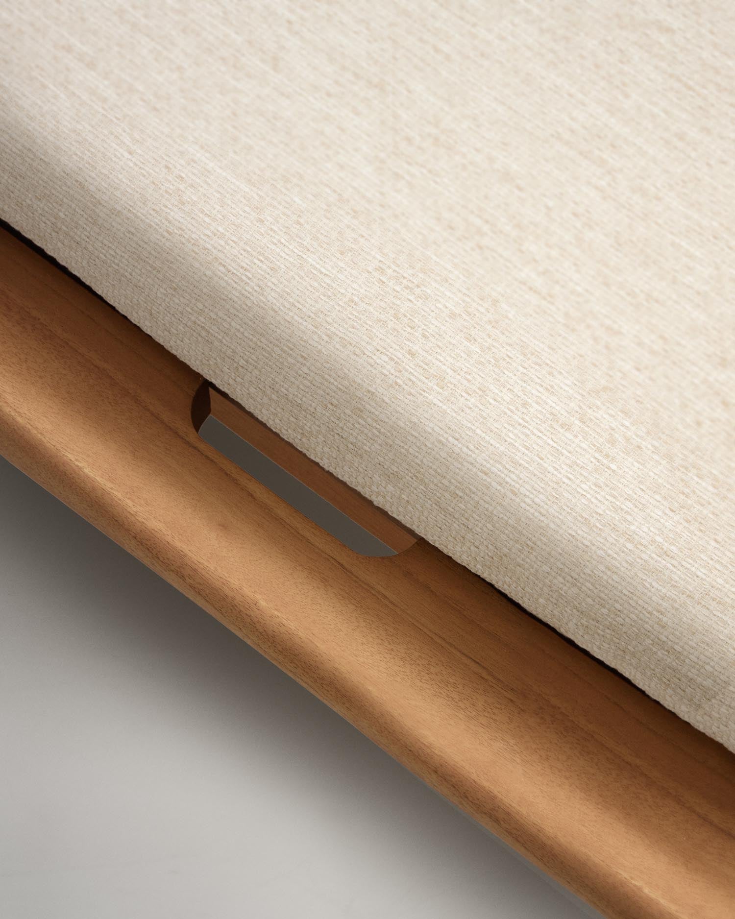 Turqueta Liege aus massivem Teakholz FSC 100% in Braun präsentiert im Onlineshop von KAQTU Design AG. Liegestuhl ist von Kave Home