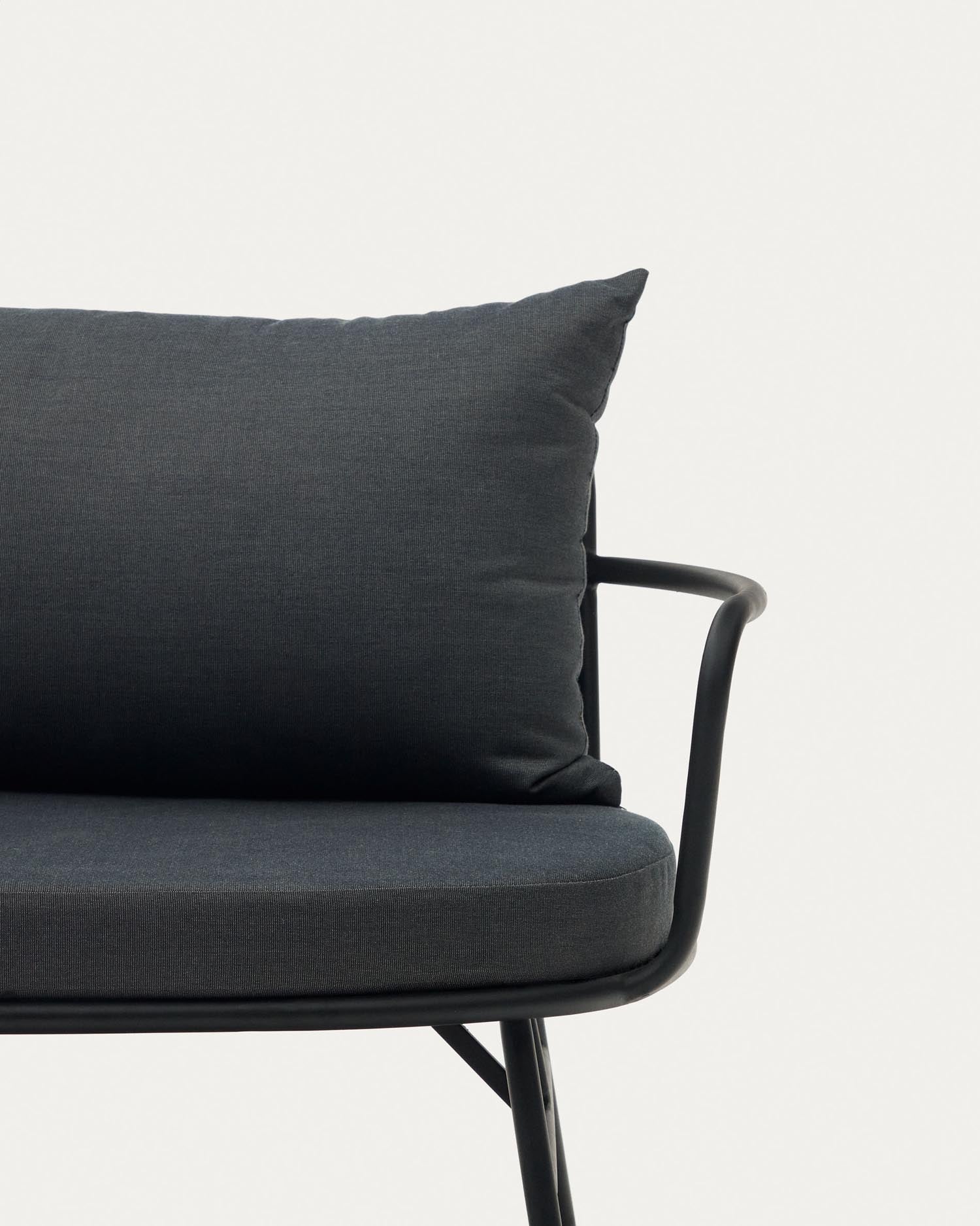 Bramant 2-Sitzer-Sofa aus Stahl mit schwarzem Finish 175,5 cm in Schwarz präsentiert im Onlineshop von KAQTU Design AG. Lounge Sofa ist von Kave Home