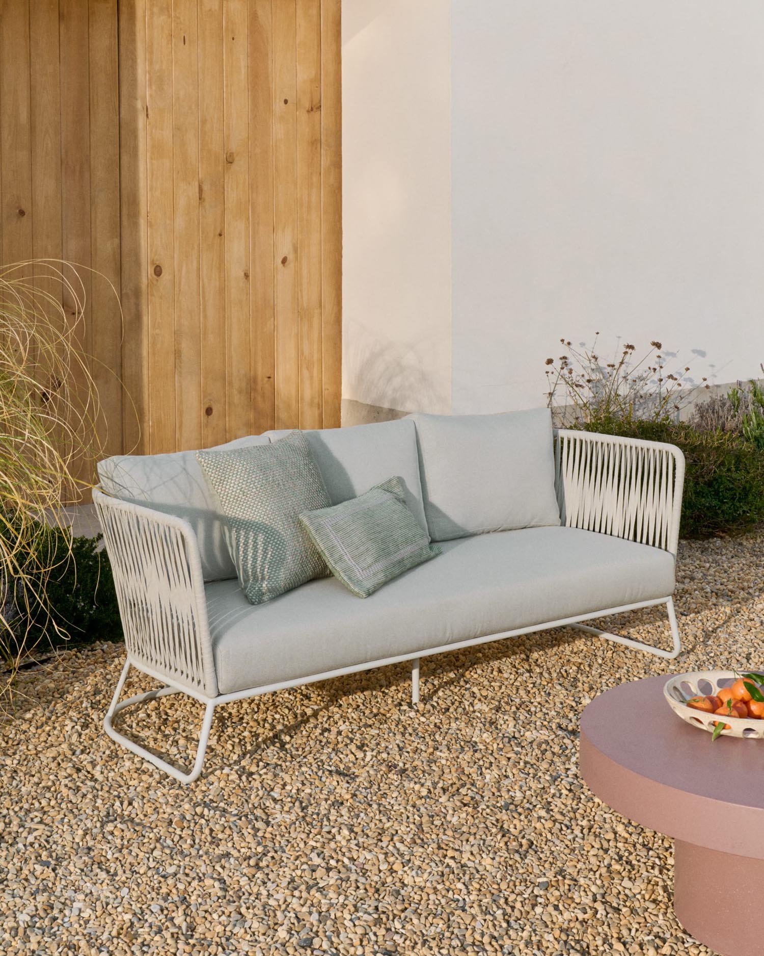 3-Sitzer-Outdoor-Sofa Saconca aus Seil und grau verzinktem Stahl 189 cm in Hellgrau präsentiert im Onlineshop von KAQTU Design AG. Lounge Sofa ist von Kave Home