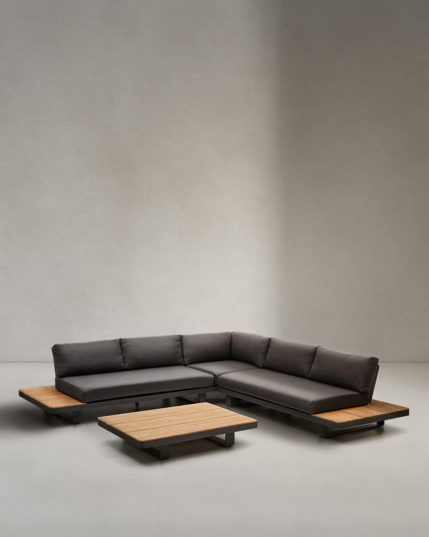 Tosqueta Set 5-Sitzer-Ecksofa und Tisch aus Aluminium und massivem Teakholz FSC 100% in Schwarz präsentiert im Onlineshop von KAQTU Design AG. Lounge Sofa ist von Kave Home