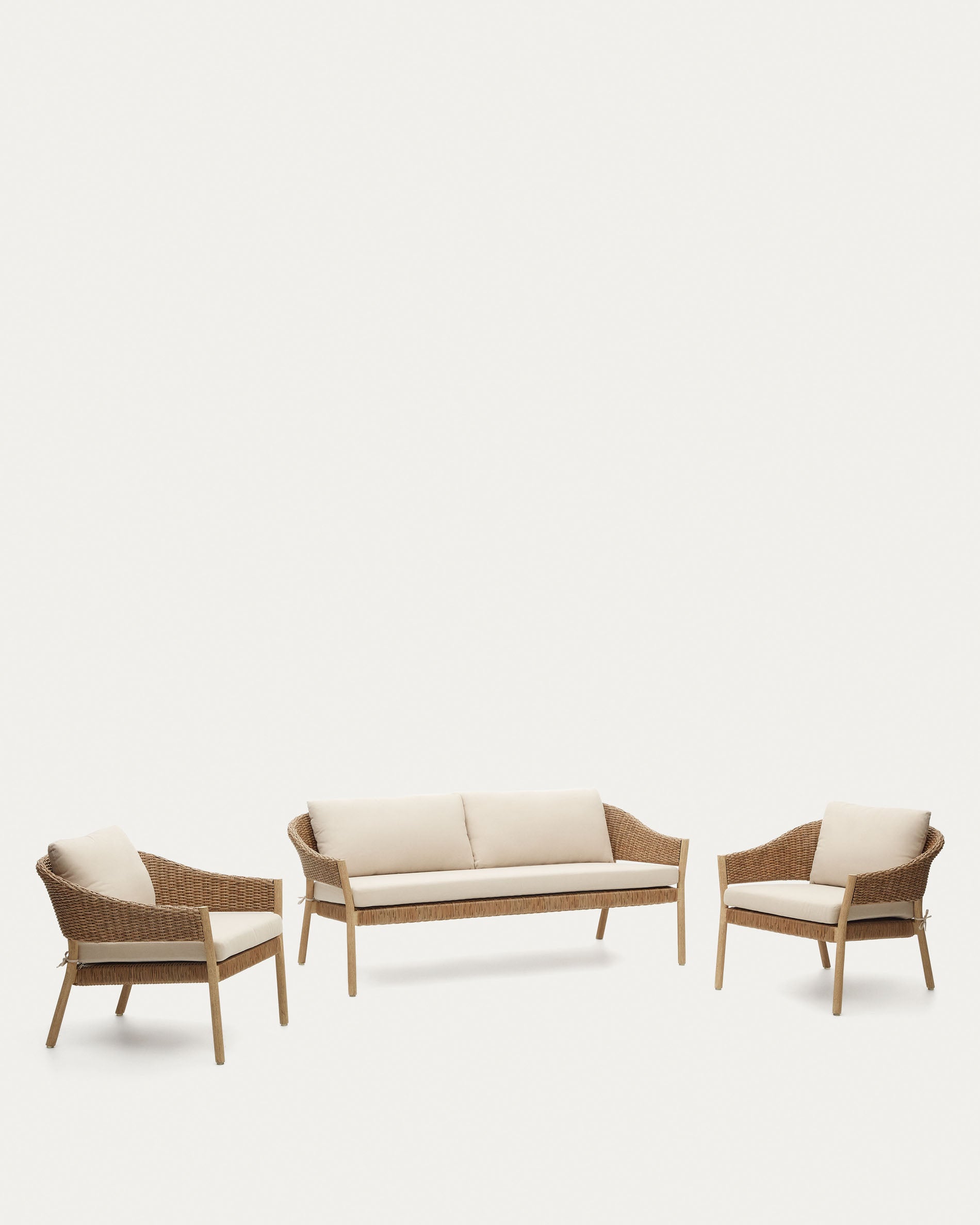 Pola stapelbares Set 2-Sitzer-Sofa + 2 Sesseln massiver Eukalyptus Kunstrattan FSC 100% in Mehrfarbig präsentiert im Onlineshop von KAQTU Design AG. Lounge Sofa ist von Kave Home