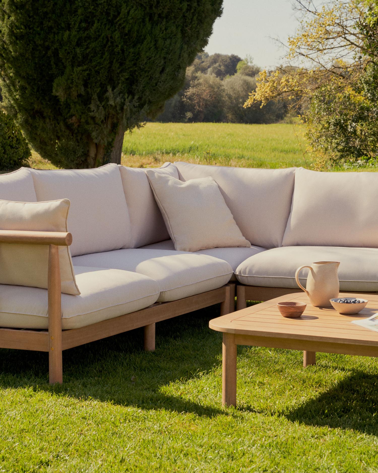 Sacova Set aus 5-Sitzer-Ecksofa und Couchtisch massives Eukalyptusholz FSC 100% in Mehrfarbig präsentiert im Onlineshop von KAQTU Design AG. Lounge Sofa ist von Kave Home