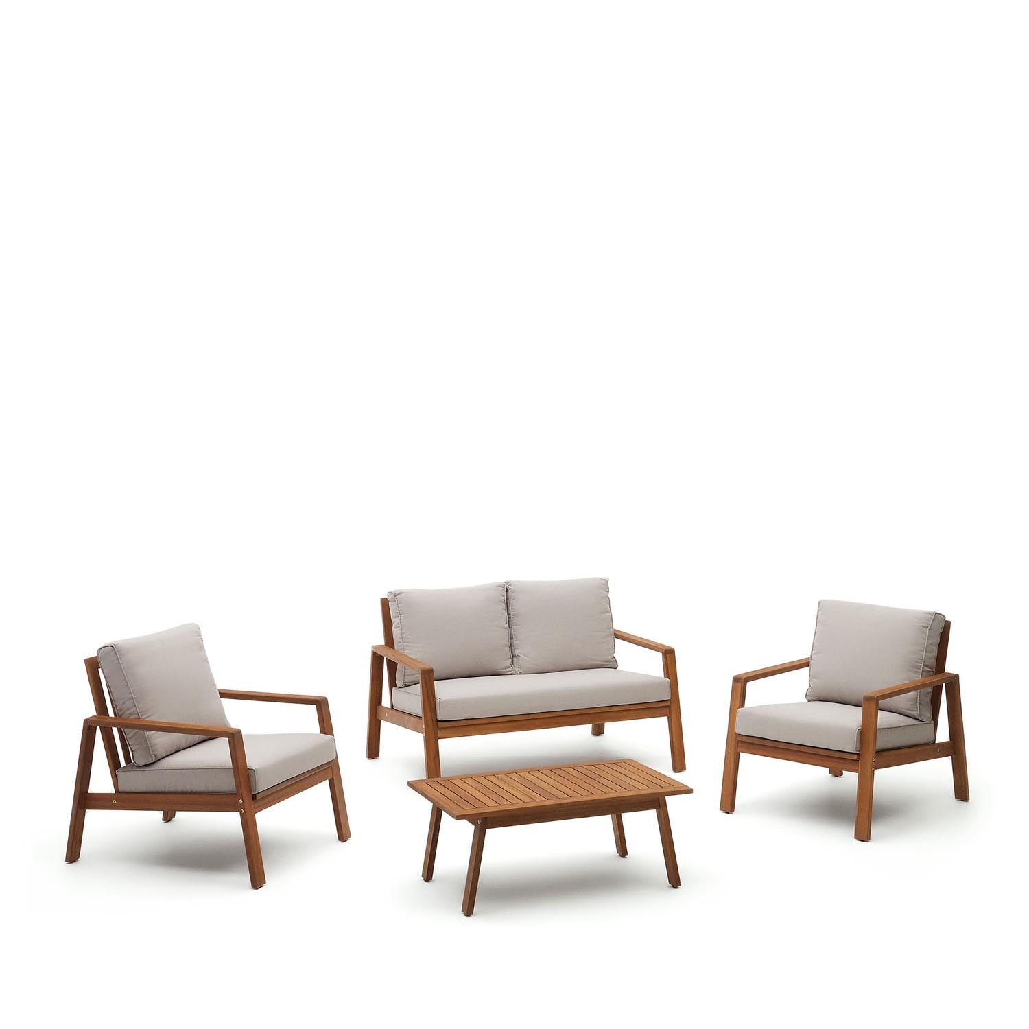 Frares Set aus 2-Sitzer-Sofa, 2 Sesseln und Couchtisch massives Akazienholz FSC 100% in Natur präsentiert im Onlineshop von KAQTU Design AG. 2er Sofa ist von Kave Home