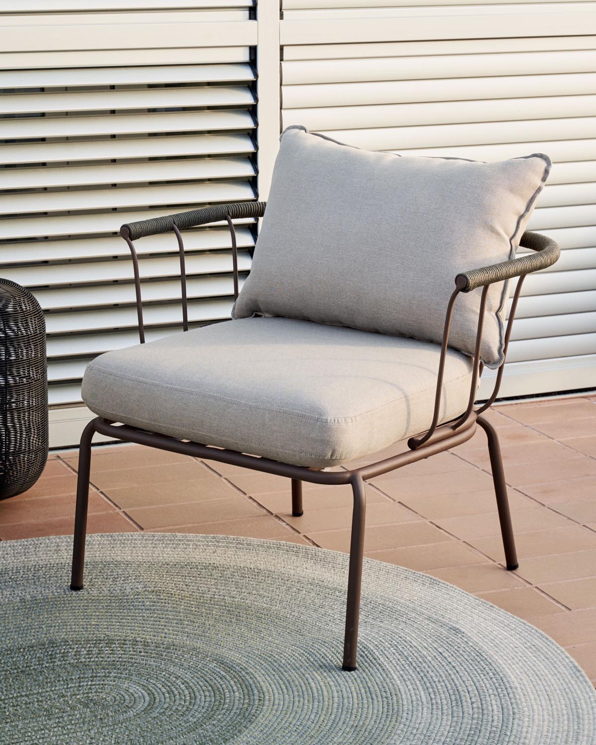 Salguer Sessel aus grünem Seil und Stahl in Braun in Braun, Beige, Grün präsentiert im Onlineshop von KAQTU Design AG. Outdoor-Sessel mit Armlehnen ist von Kave Home