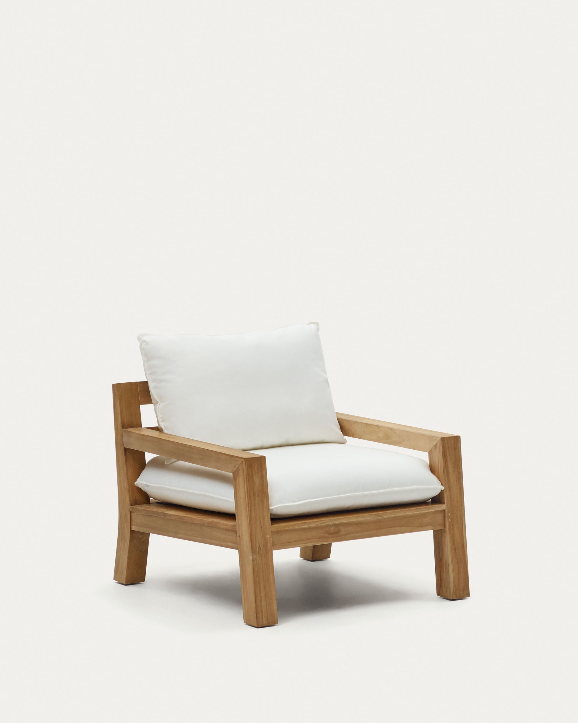 Forcanera Sessel aus massivem Teakholz in Weiß präsentiert im Onlineshop von KAQTU Design AG. Outdoor-Sessel ist von Kave Home