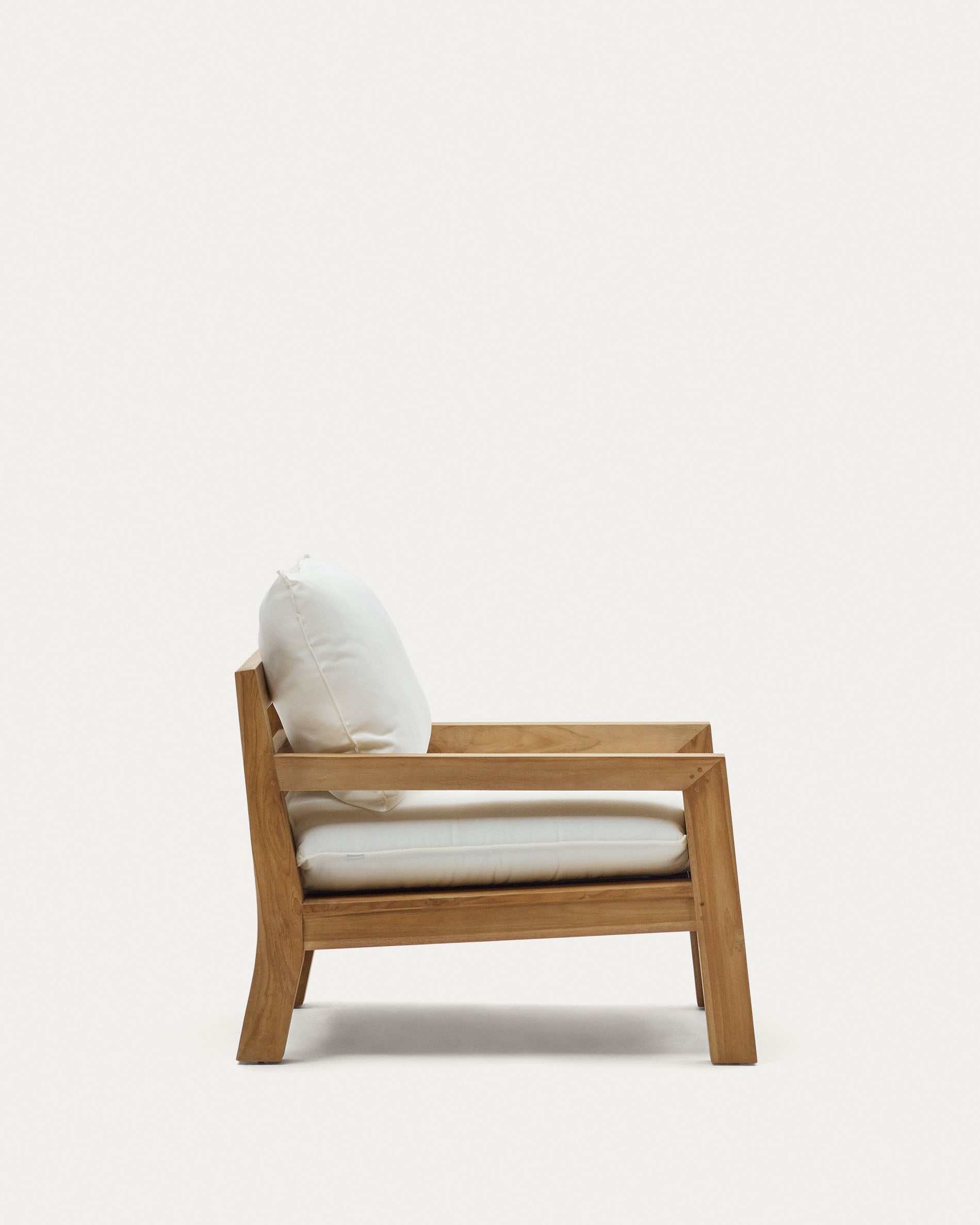 Forcanera Sessel aus massivem Teakholz in Weiß präsentiert im Onlineshop von KAQTU Design AG. Outdoor-Sessel ist von Kave Home