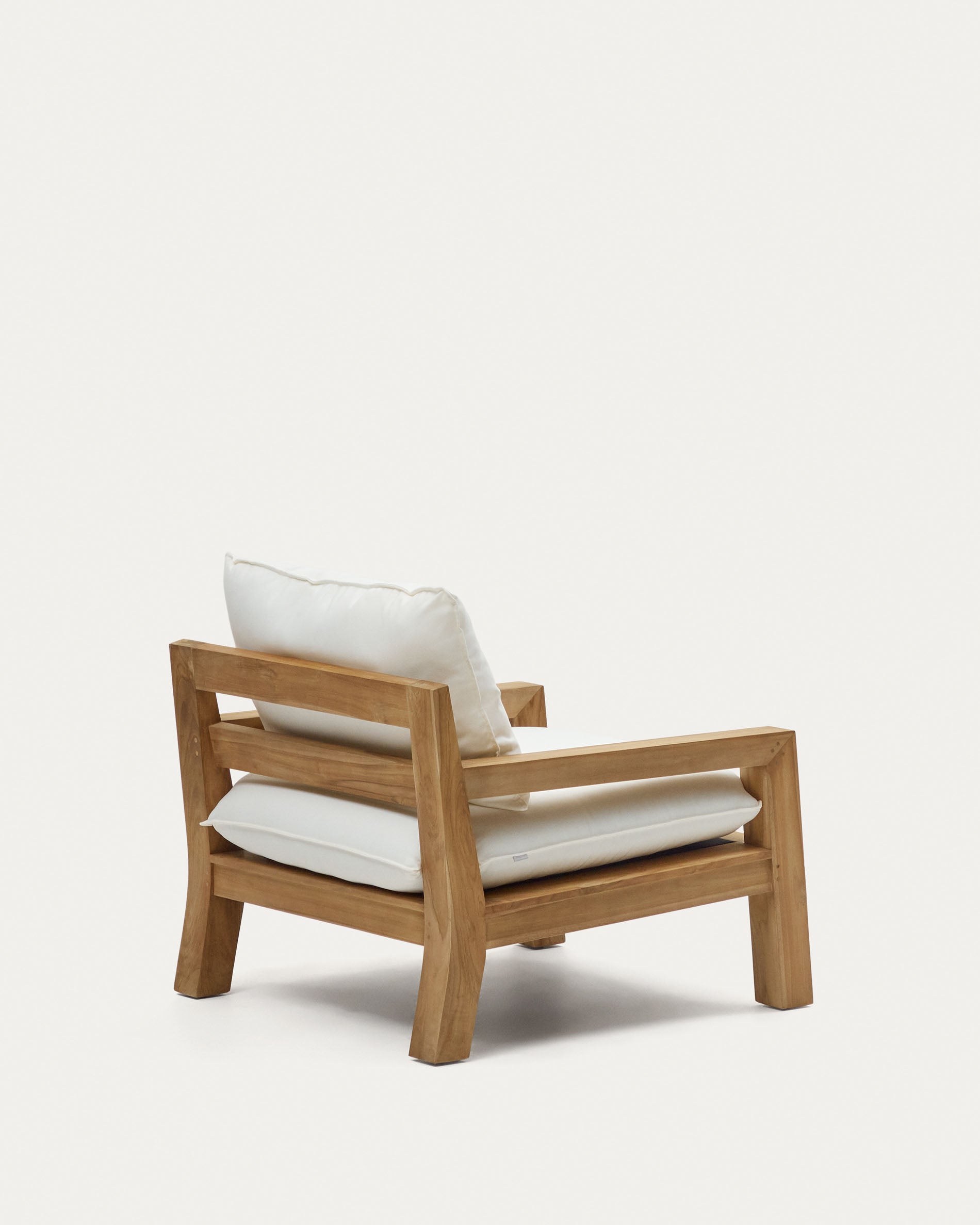 Forcanera Sessel aus massivem Teakholz in Weiß präsentiert im Onlineshop von KAQTU Design AG. Outdoor-Sessel ist von Kave Home