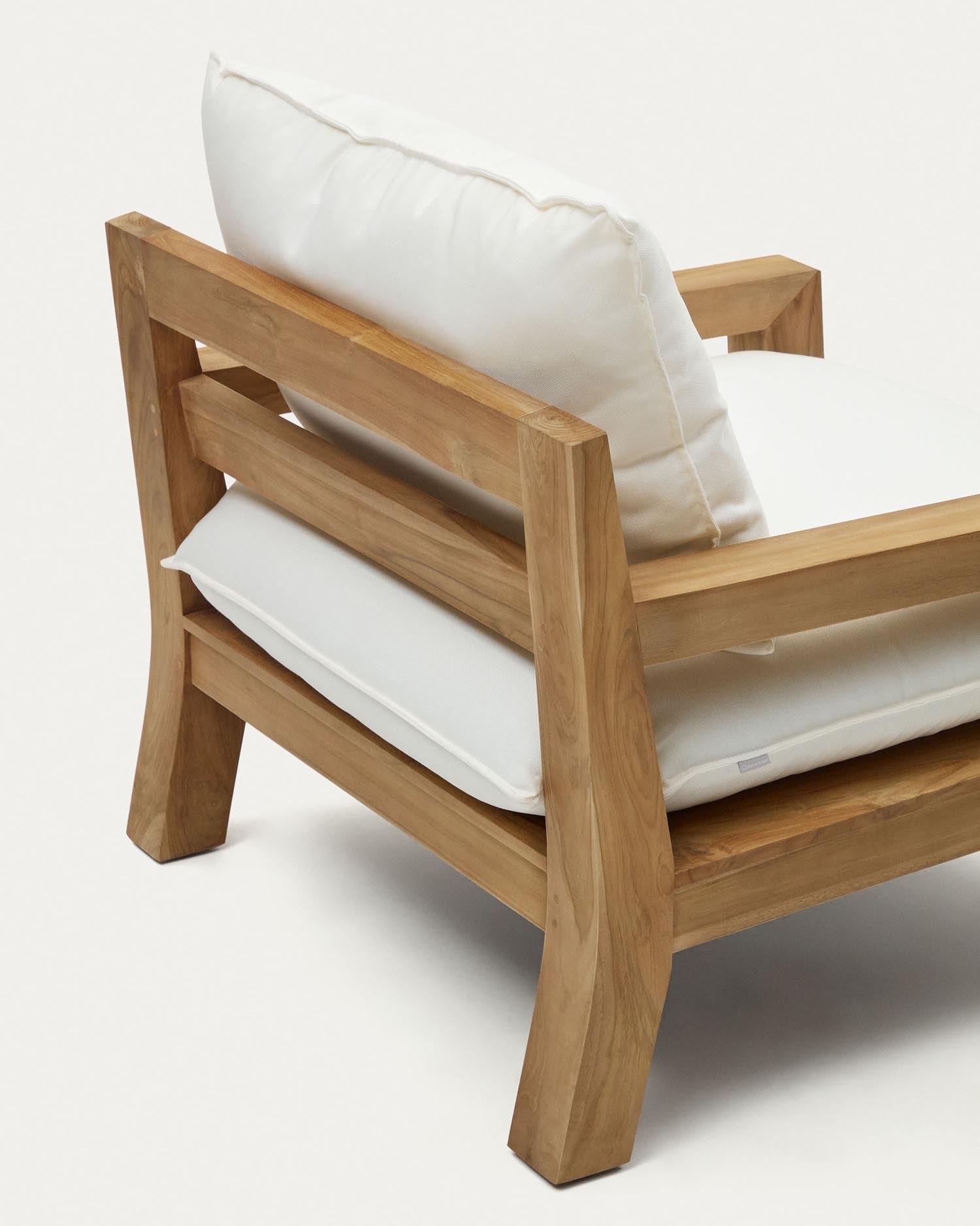 Forcanera Sessel aus massivem Teakholz in Weiß präsentiert im Onlineshop von KAQTU Design AG. Outdoor-Sessel ist von Kave Home