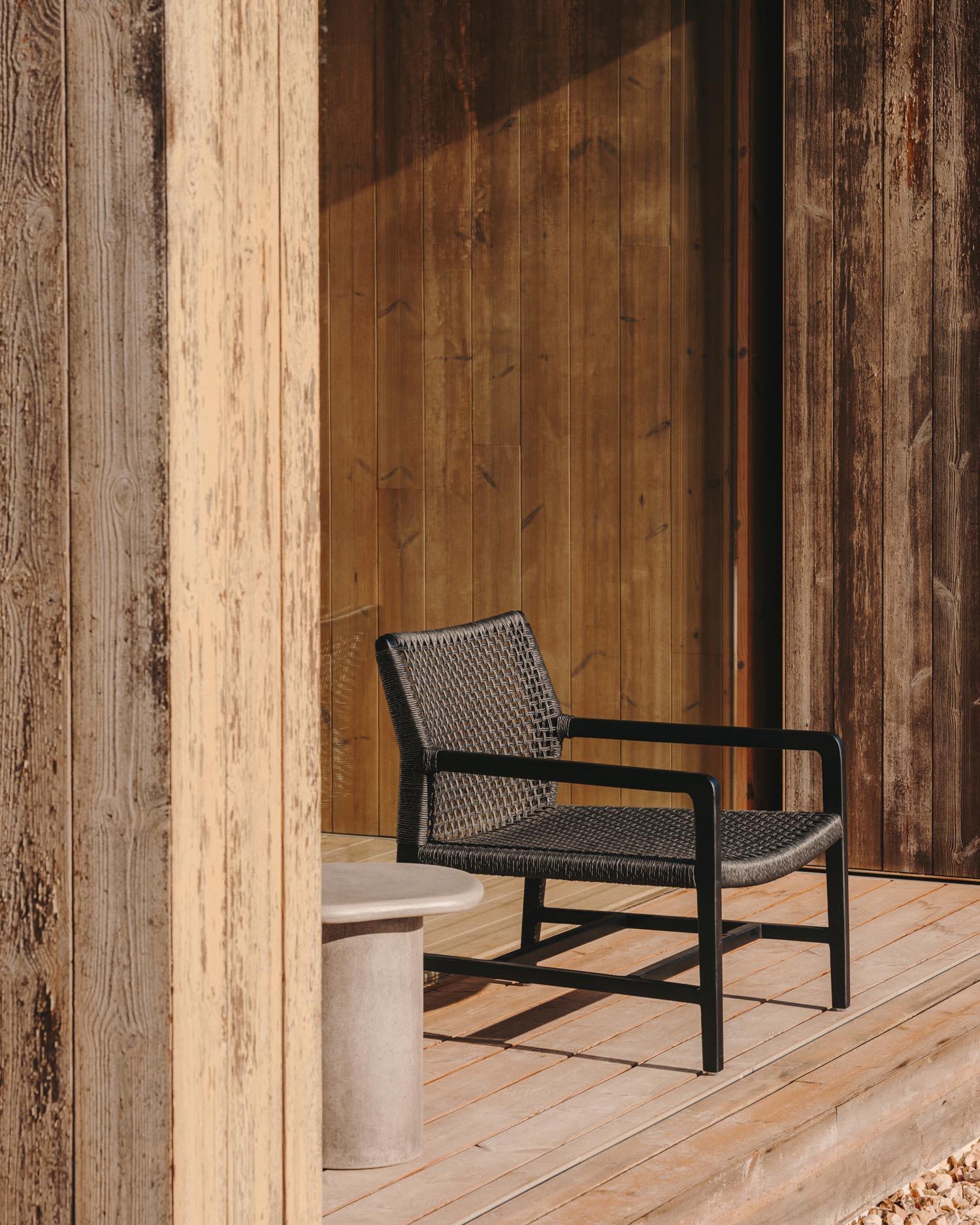 Sabolla Sessel aus massivem Teakholz mit schwarzem Finish in Schwarz präsentiert im Onlineshop von KAQTU Design AG. Outdoor-Sessel ist von Kave Home