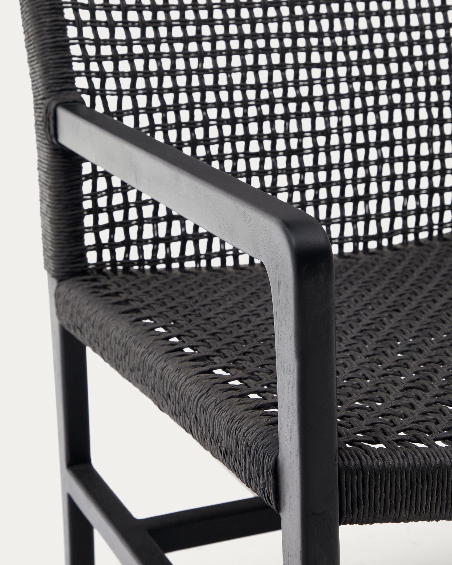 Sabolla Sessel aus massivem Teakholz mit schwarzem Finish in Schwarz präsentiert im Onlineshop von KAQTU Design AG. Outdoor-Sessel ist von Kave Home