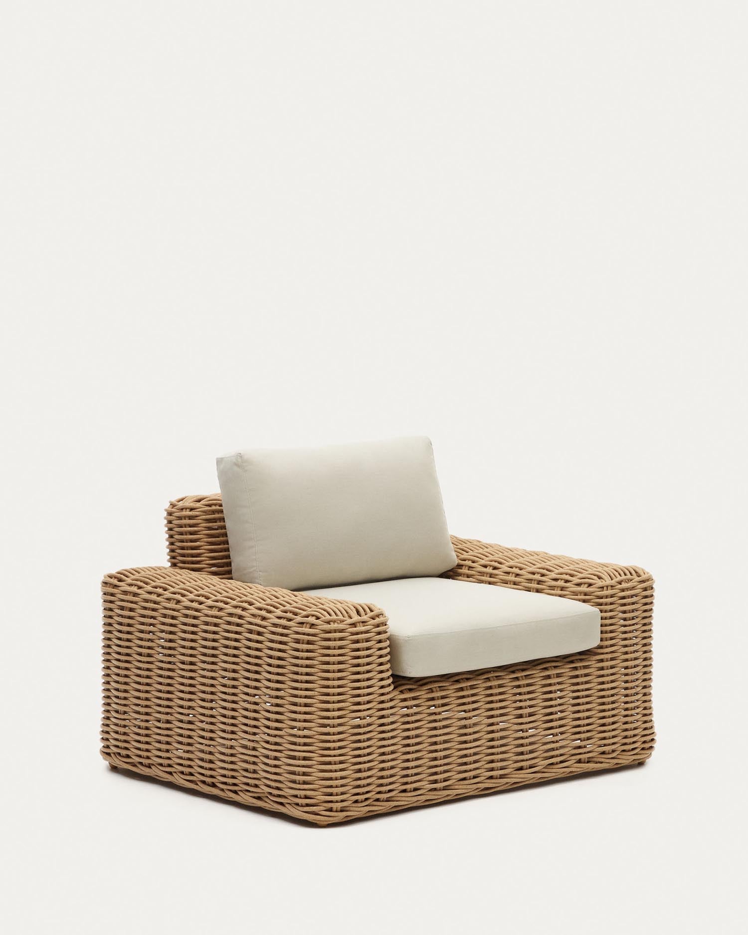 Portlligat Gartensessel aus Kunstrattan mit natürlichem Finish in Beige präsentiert im Onlineshop von KAQTU Design AG. Outdoor-Sessel ist von Kave Home