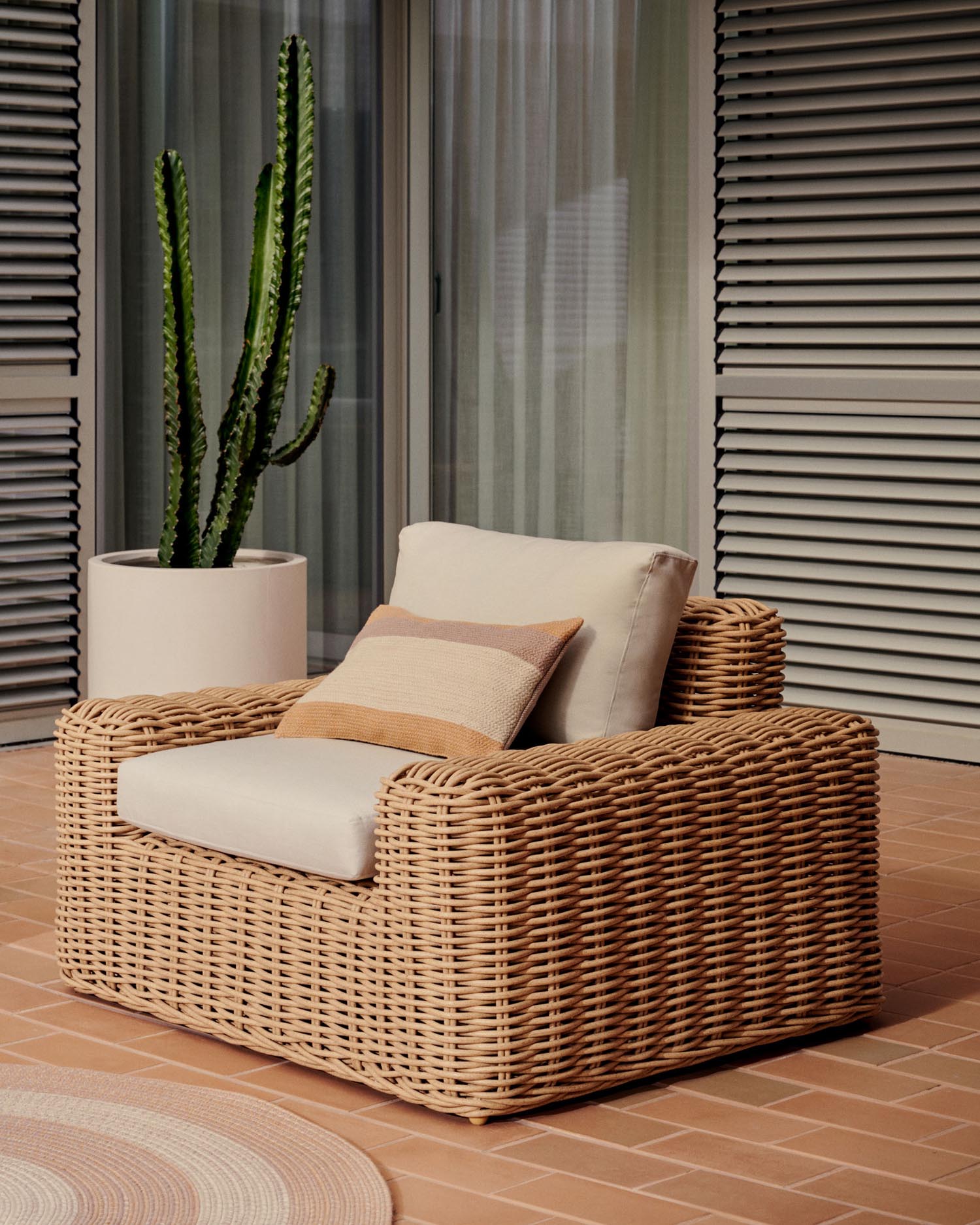 Portlligat Gartensessel aus Kunstrattan mit natürlichem Finish in Beige präsentiert im Onlineshop von KAQTU Design AG. Outdoor-Sessel ist von Kave Home