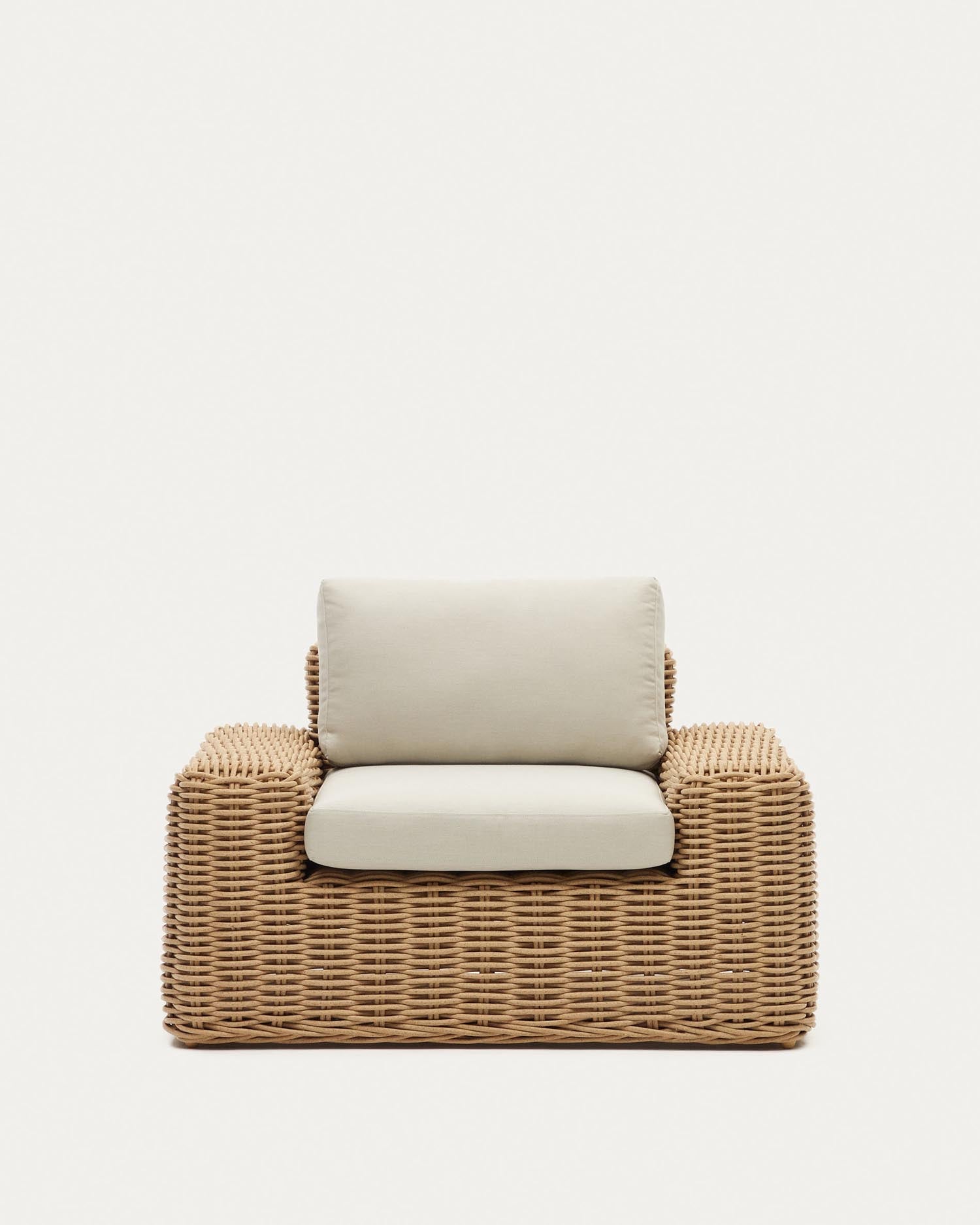 Portlligat Gartensessel aus Kunstrattan mit natürlichem Finish in Beige präsentiert im Onlineshop von KAQTU Design AG. Outdoor-Sessel ist von Kave Home