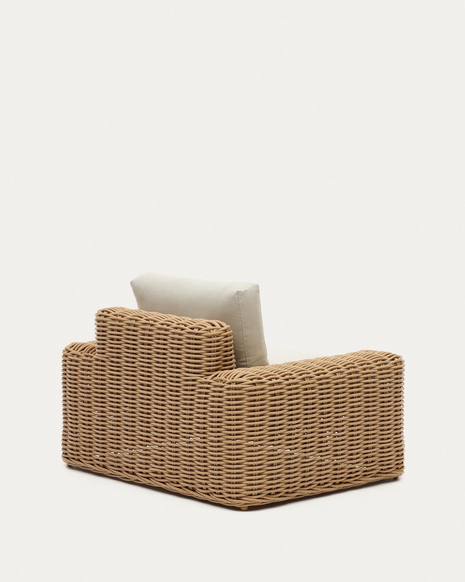 Portlligat Gartensessel aus Kunstrattan mit natürlichem Finish in Beige präsentiert im Onlineshop von KAQTU Design AG. Outdoor-Sessel ist von Kave Home