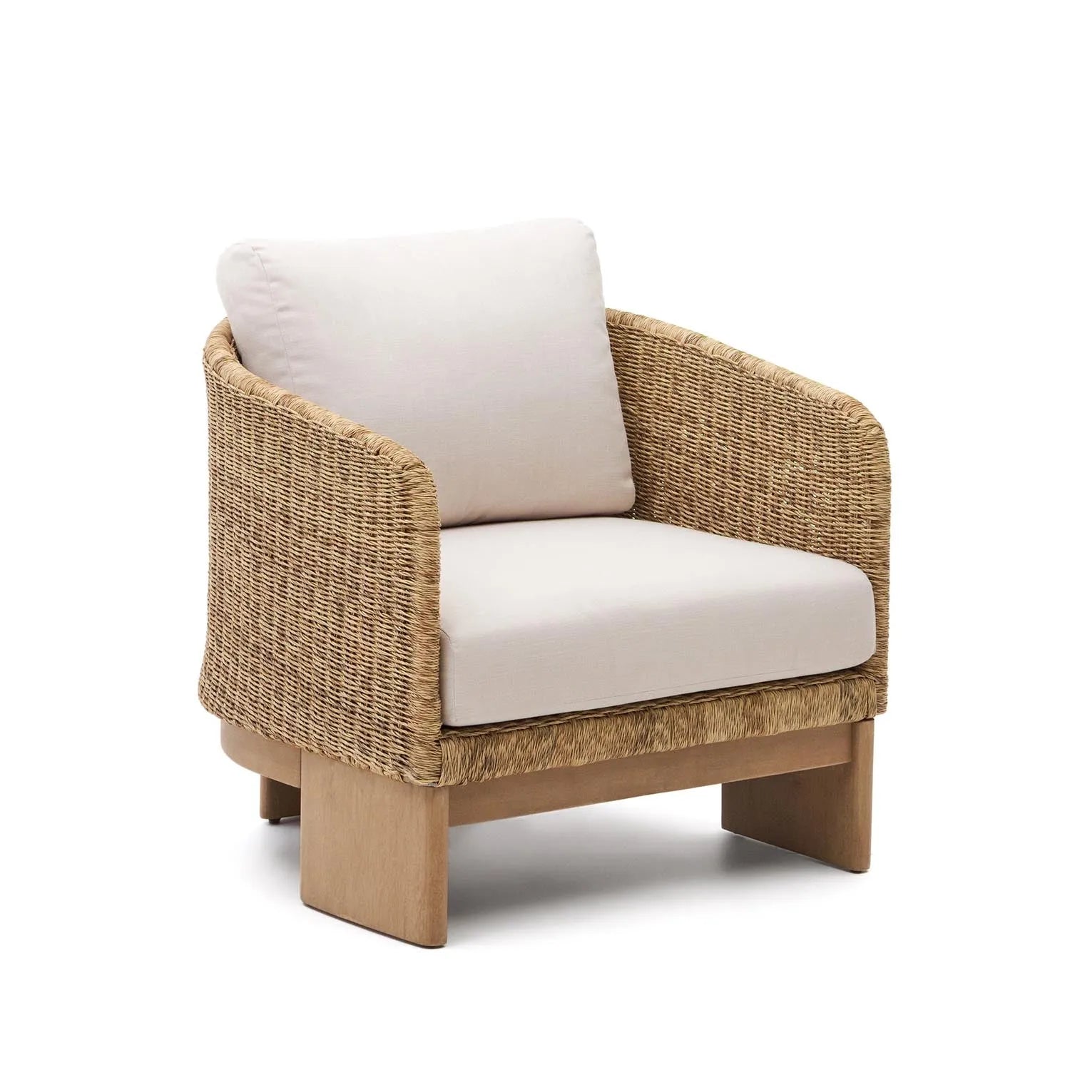 Eleganter Xoriguer Sessel aus FSC-zertifiziertem Eukalyptusholz und synthetischem Rattan, ideal für stilvolles Outdoor-Wohnen.