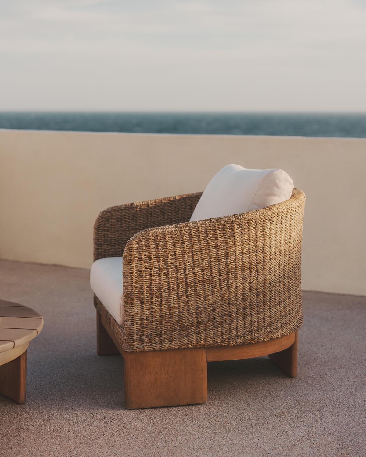 Xoriguer Sessel aus synthetischem Rattan und massivem Eukalyptusholz FSC 100% in Natur, Beige präsentiert im Onlineshop von KAQTU Design AG. Outdoor-Sessel mit Armlehnen ist von Kave Home