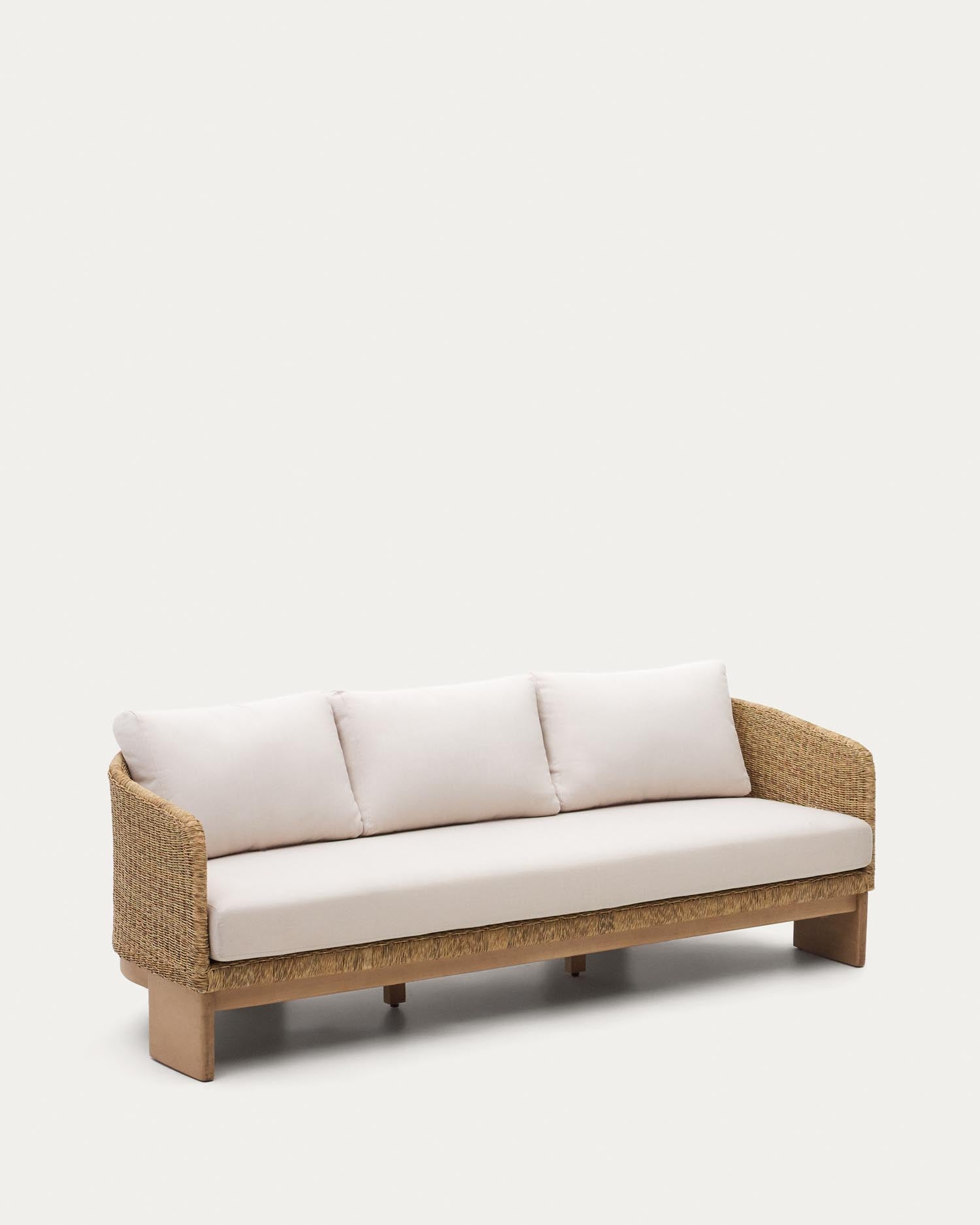 Xoriguer 3-Sitzer-Sofa aus synthetischem Rattan und massivem Eukalyptusholz FSC 100% 223 c in Mehrfarbig präsentiert im Onlineshop von KAQTU Design AG. Lounge Sofa ist von Kave Home