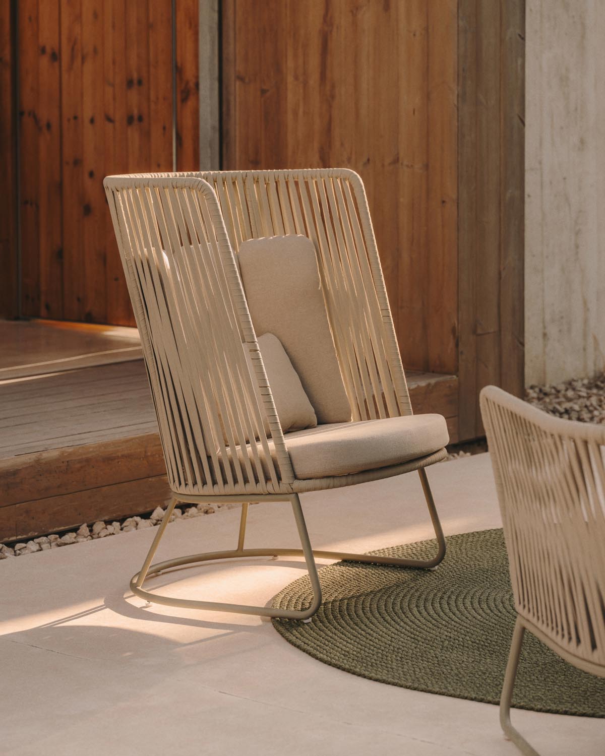 Sessel Saconca mit hoher Rückenlehne für den Außenbereich mit Flechtwerk und verzinktem St in Beige, Grün präsentiert im Onlineshop von KAQTU Design AG. Outdoor-Sessel mit Armlehnen ist von Kave Home