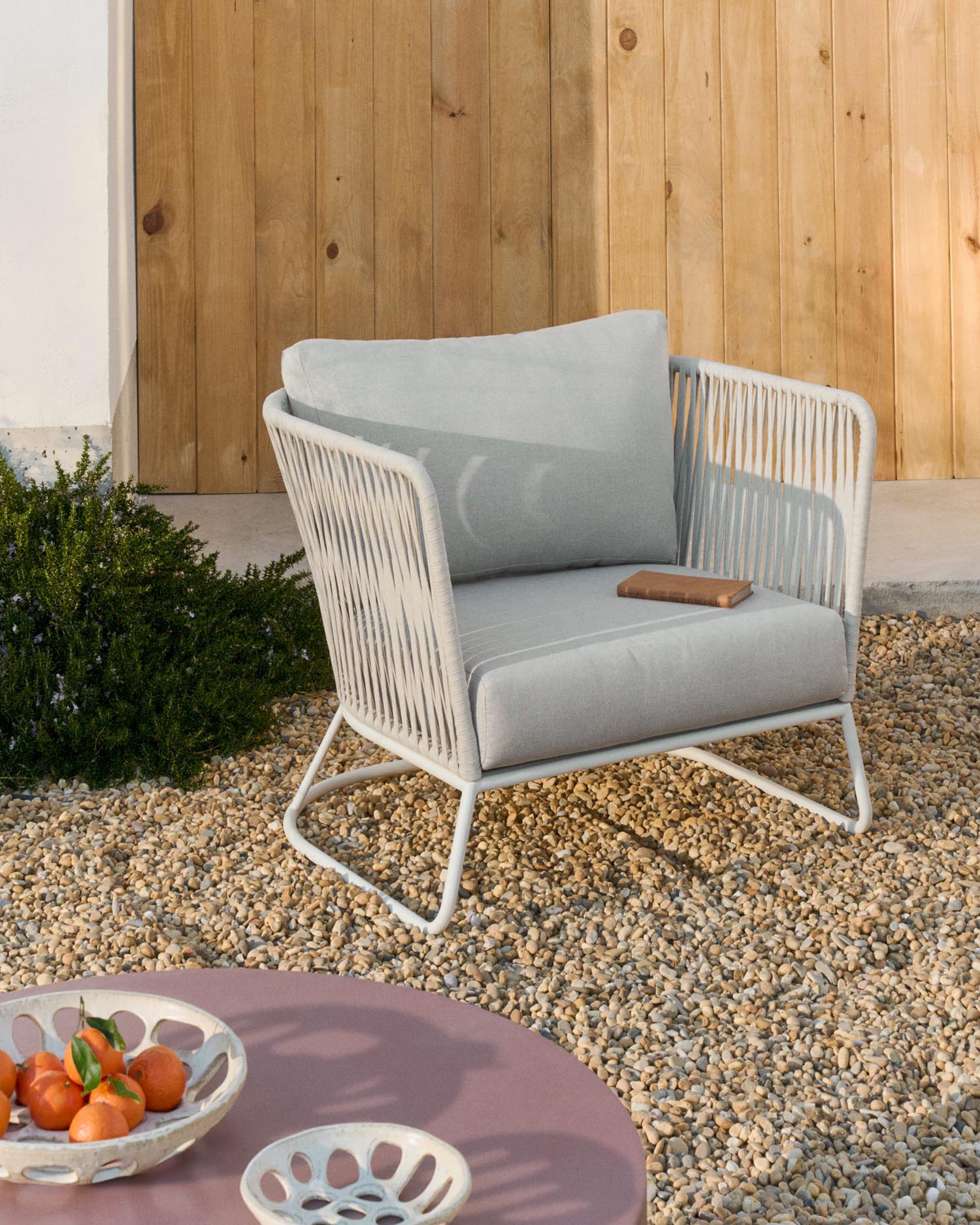 Outdoor-Sessel Saconca aus Seil und grau verzinktem Stahl in Hellgrau präsentiert im Onlineshop von KAQTU Design AG. Outdoor-Sessel ist von Kave Home