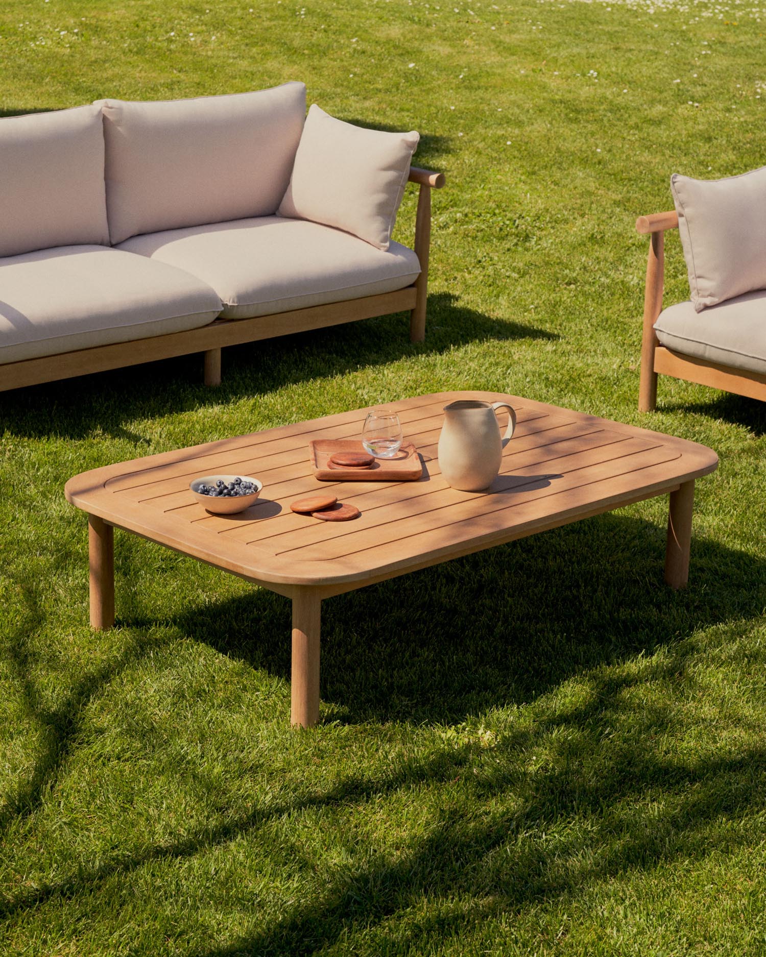 Set Sacova 2 Sesseln, 2-Sitzer-Sofa und Couchtisch massives Eukalyptusholz FSC 100% in Mehrfarbig präsentiert im Onlineshop von KAQTU Design AG. Lounge Sofa ist von Kave Home