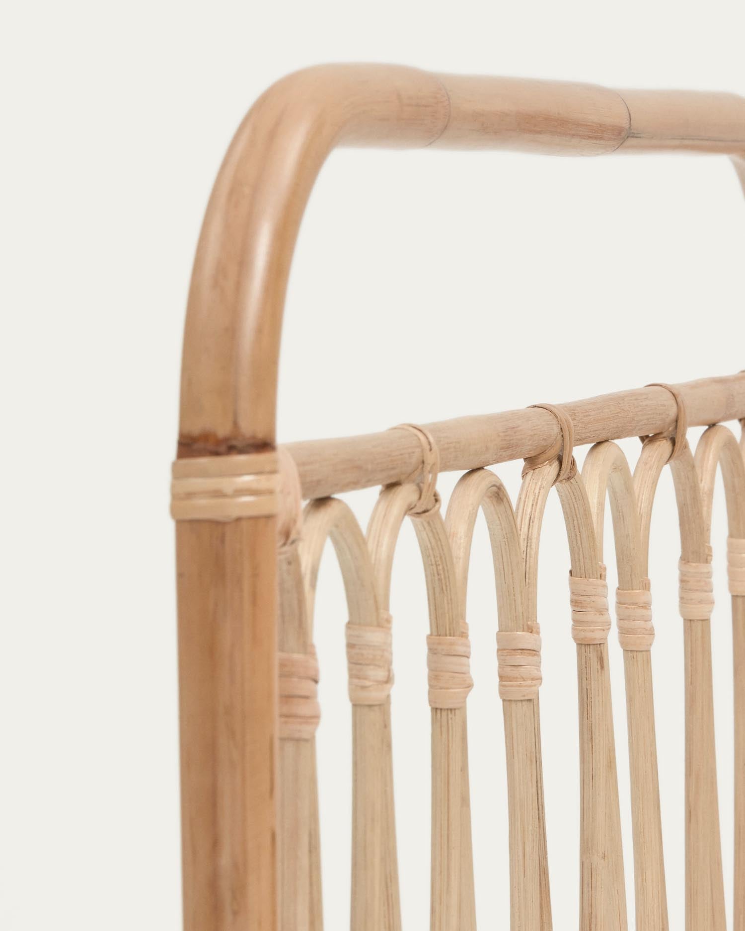 Caterina Bettkopfteil aus Rattan mit natürlichem Finish für Bett von 90 cm Breite in Braun präsentiert im Onlineshop von KAQTU Design AG. Zubehör Bett ist von Kave Home