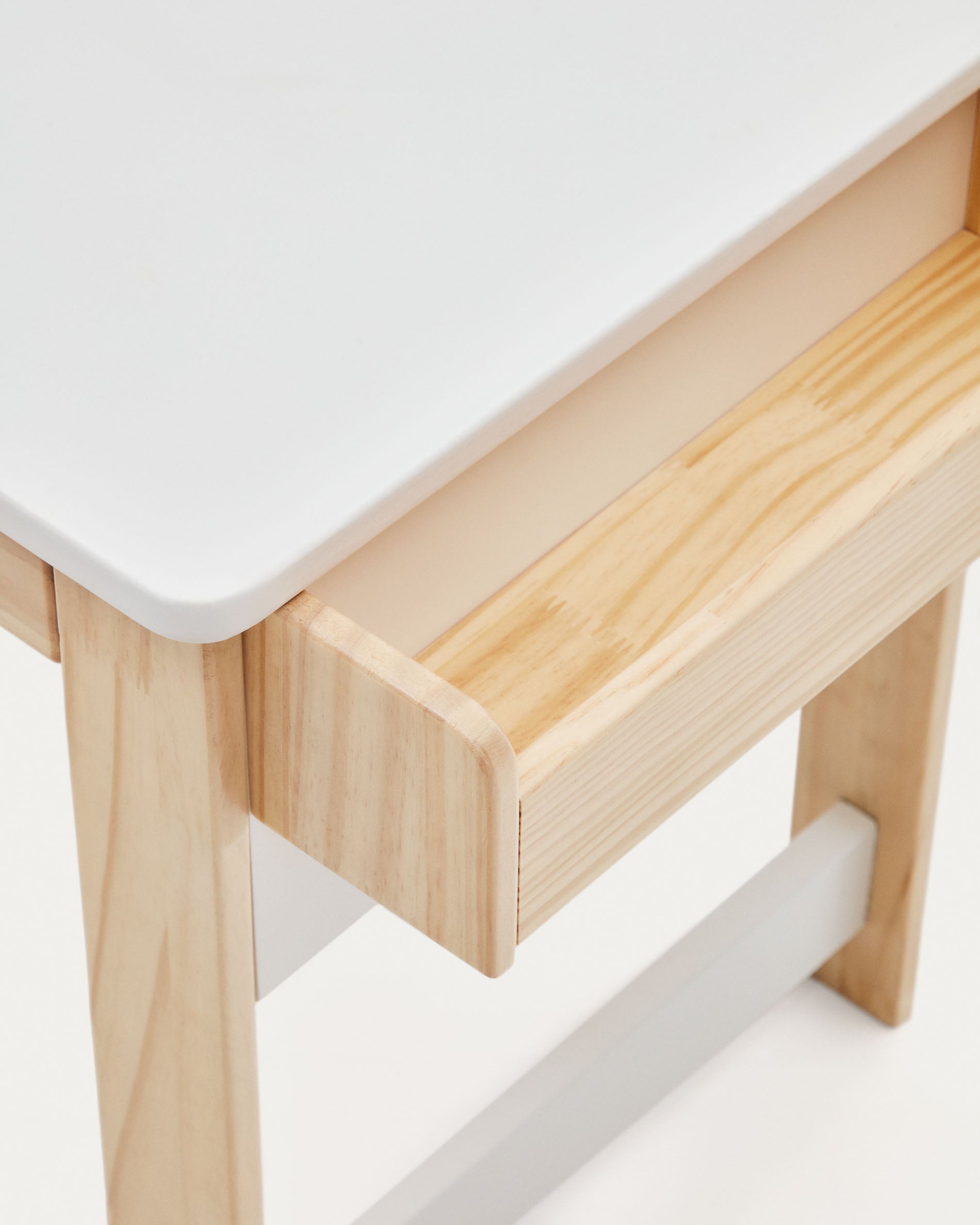 Serwa Schreibtisch aus weissem MDF Beine und Details in massiver Kiefer in Weiß präsentiert im Onlineshop von KAQTU Design AG. Schreibtisch ist von Kave Home