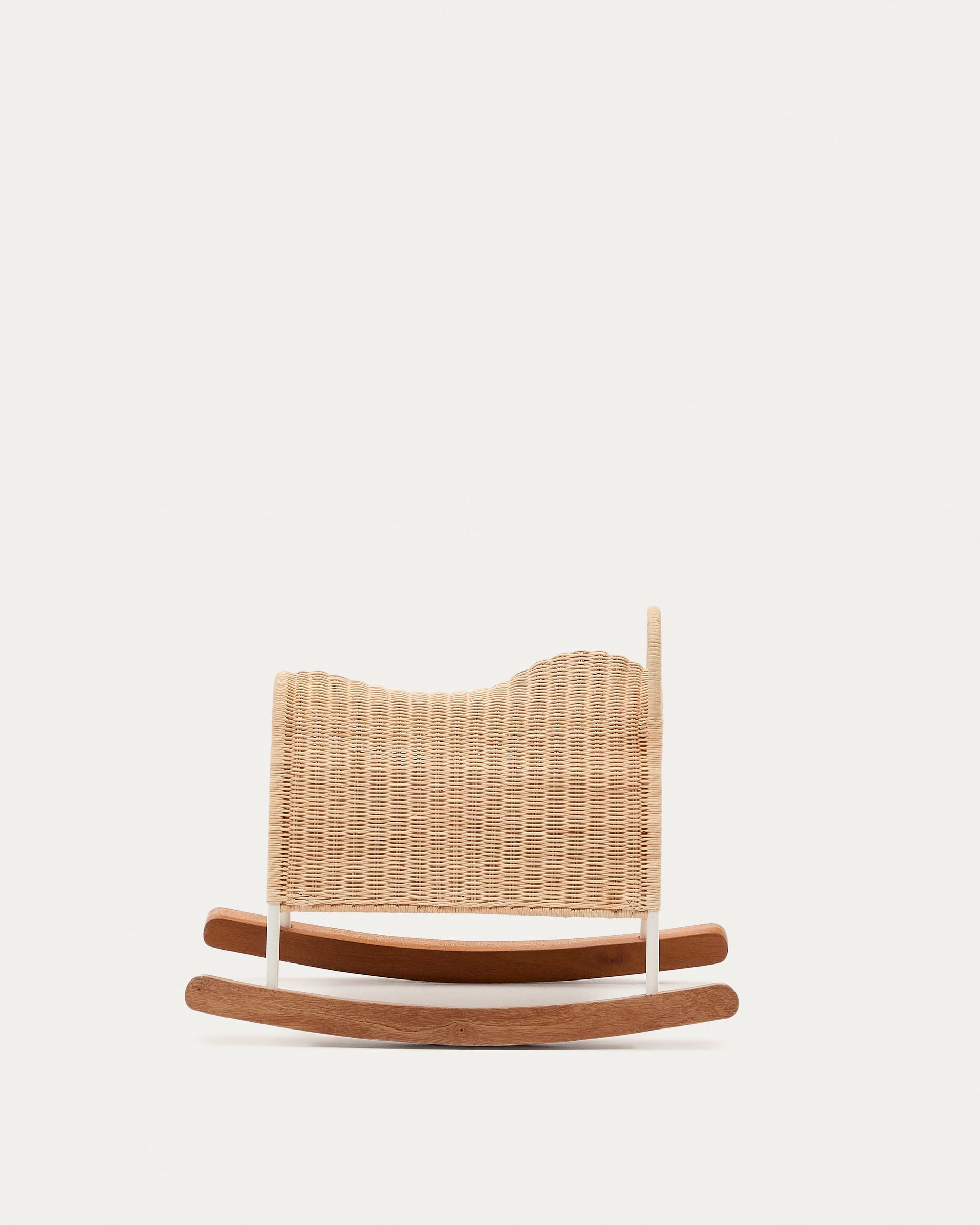 Schaukelpferd Bamban aus Rattan und Holz. in Natur präsentiert im Onlineshop von KAQTU Design AG. Fahruntersatz Kids ist von Kave Home