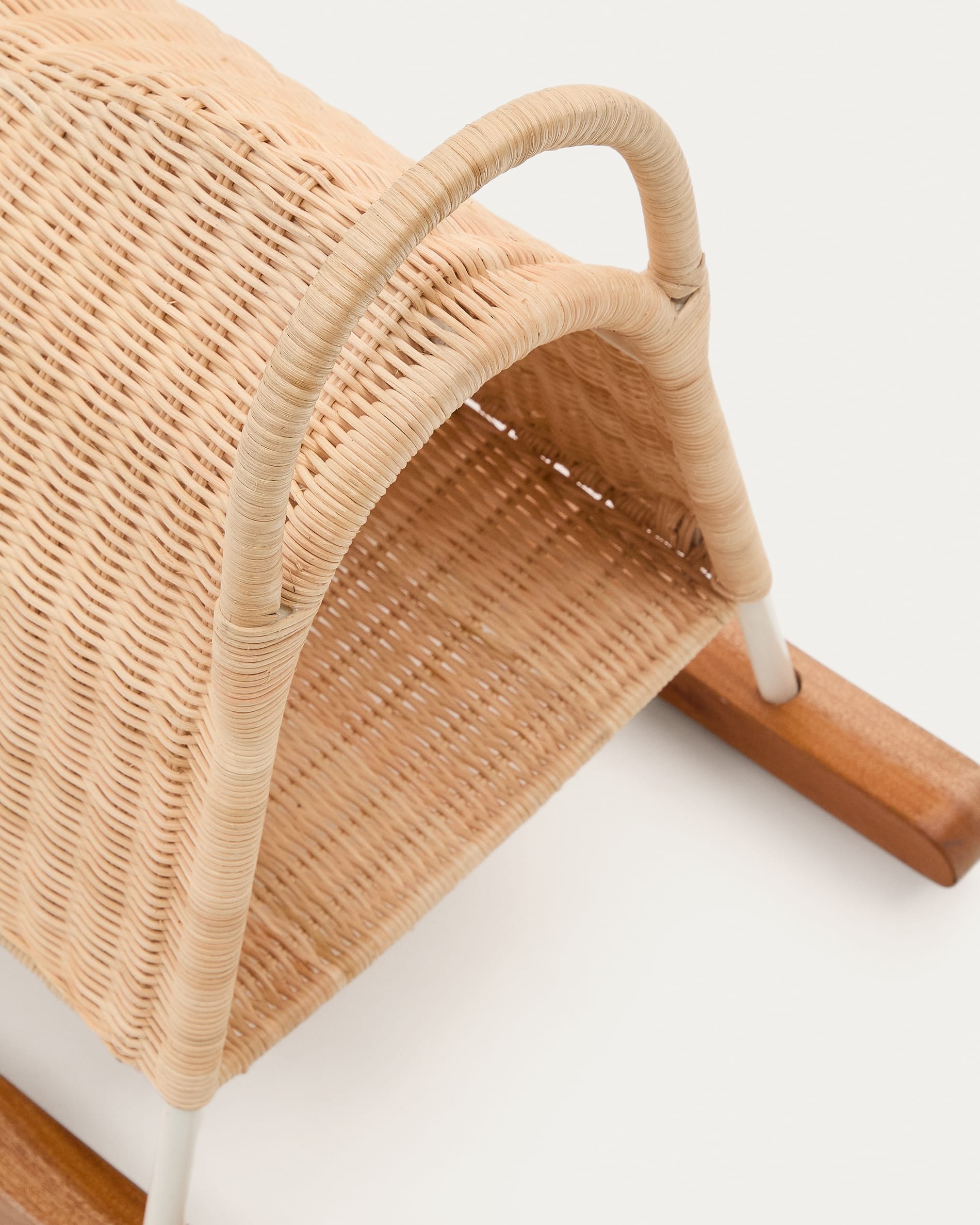 Schaukelpferd Bamban aus Rattan und Holz. in Natur präsentiert im Onlineshop von KAQTU Design AG. Fahruntersatz Kids ist von Kave Home