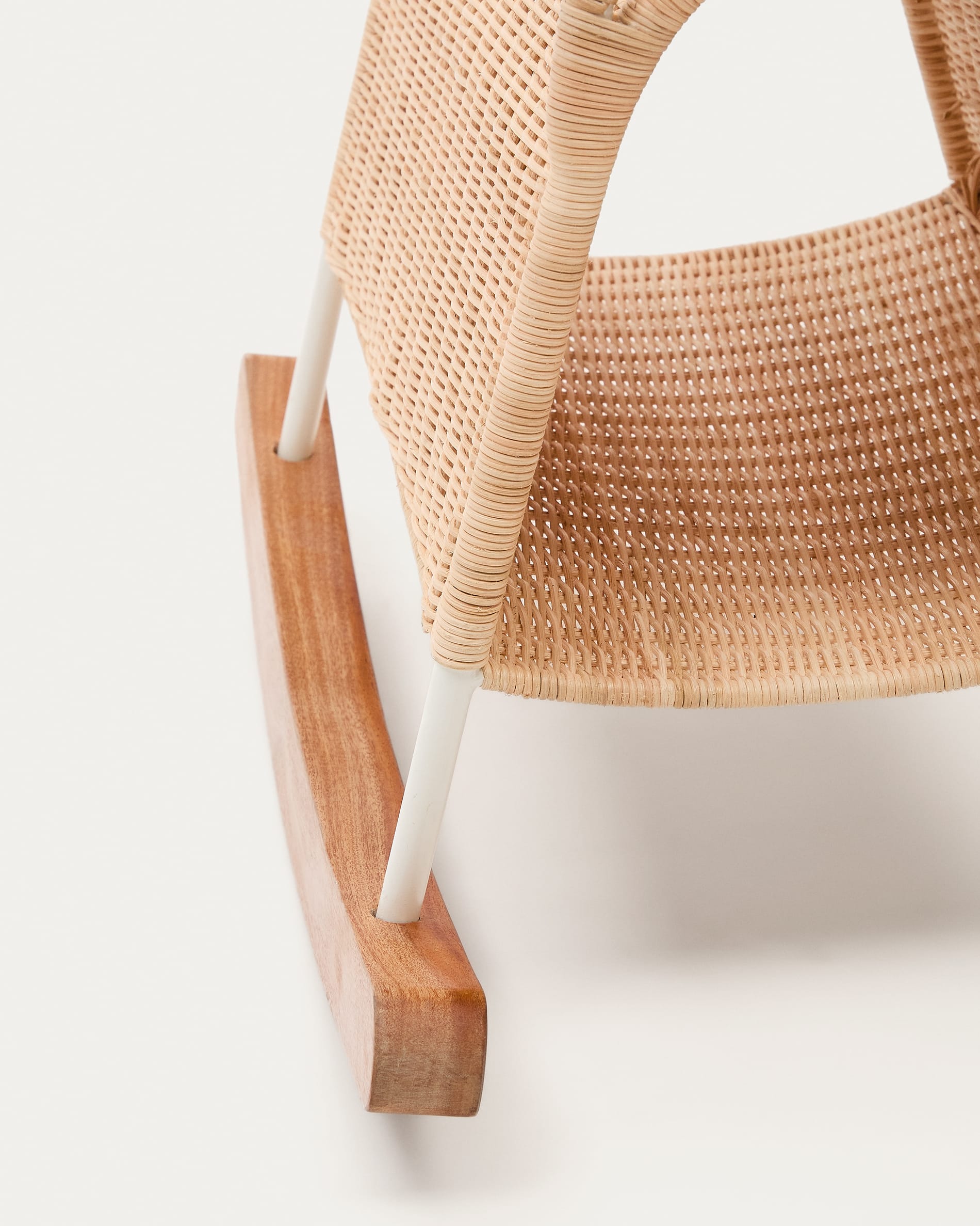 Schaukelpferd Bamban aus Rattan und Holz. in Natur präsentiert im Onlineshop von KAQTU Design AG. Fahruntersatz Kids ist von Kave Home