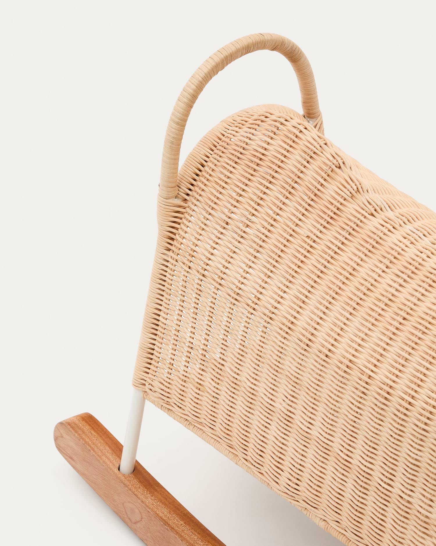 Schaukelpferd Bamban aus Rattan und Holz. in Natur präsentiert im Onlineshop von KAQTU Design AG. Fahruntersatz Kids ist von Kave Home