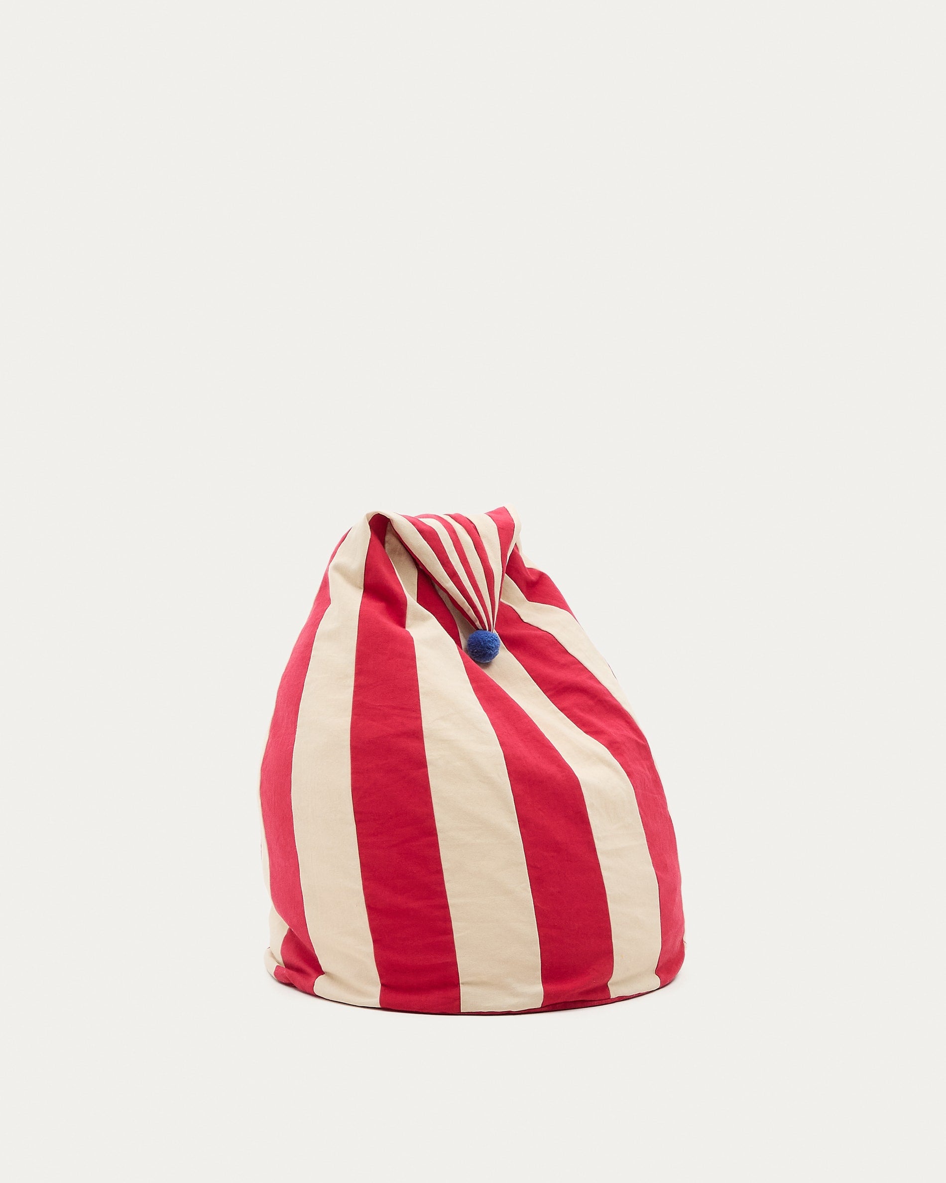 Sitzsack Olvi aus Baumwolle rot und beige mit blauer Quaste Ø 60 cm in Rot präsentiert im Onlineshop von KAQTU Design AG. Sitzsack ist von Kave Home