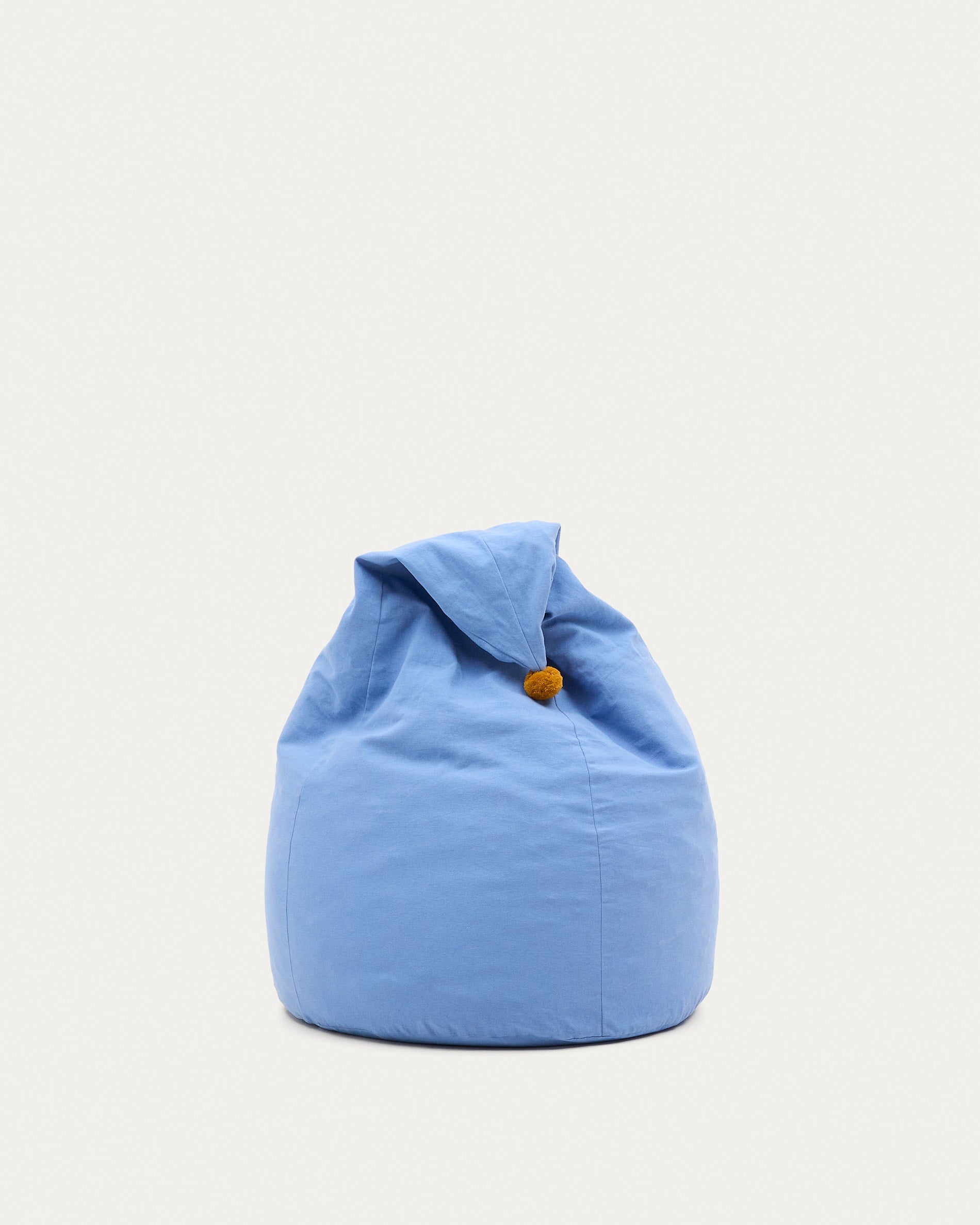 Sitzsack Olvi aus Baumwolle blau mit senffarbener Quaste Ø 60 cm in Blau präsentiert im Onlineshop von KAQTU Design AG. Sitzsack ist von Kave Home