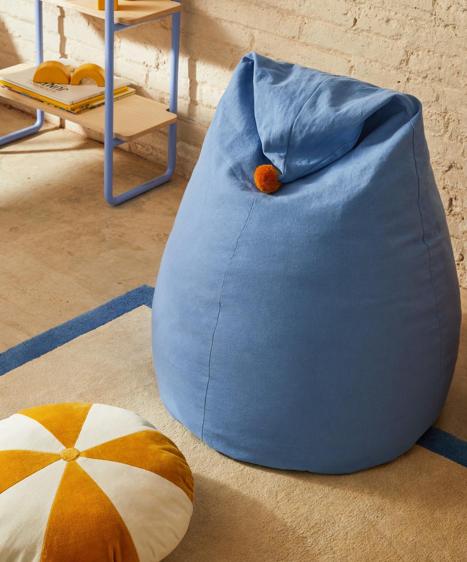 Sitzsack Olvi aus Baumwolle blau mit senffarbener Quaste Ø 60 cm in Blau präsentiert im Onlineshop von KAQTU Design AG. Sitzsack ist von Kave Home