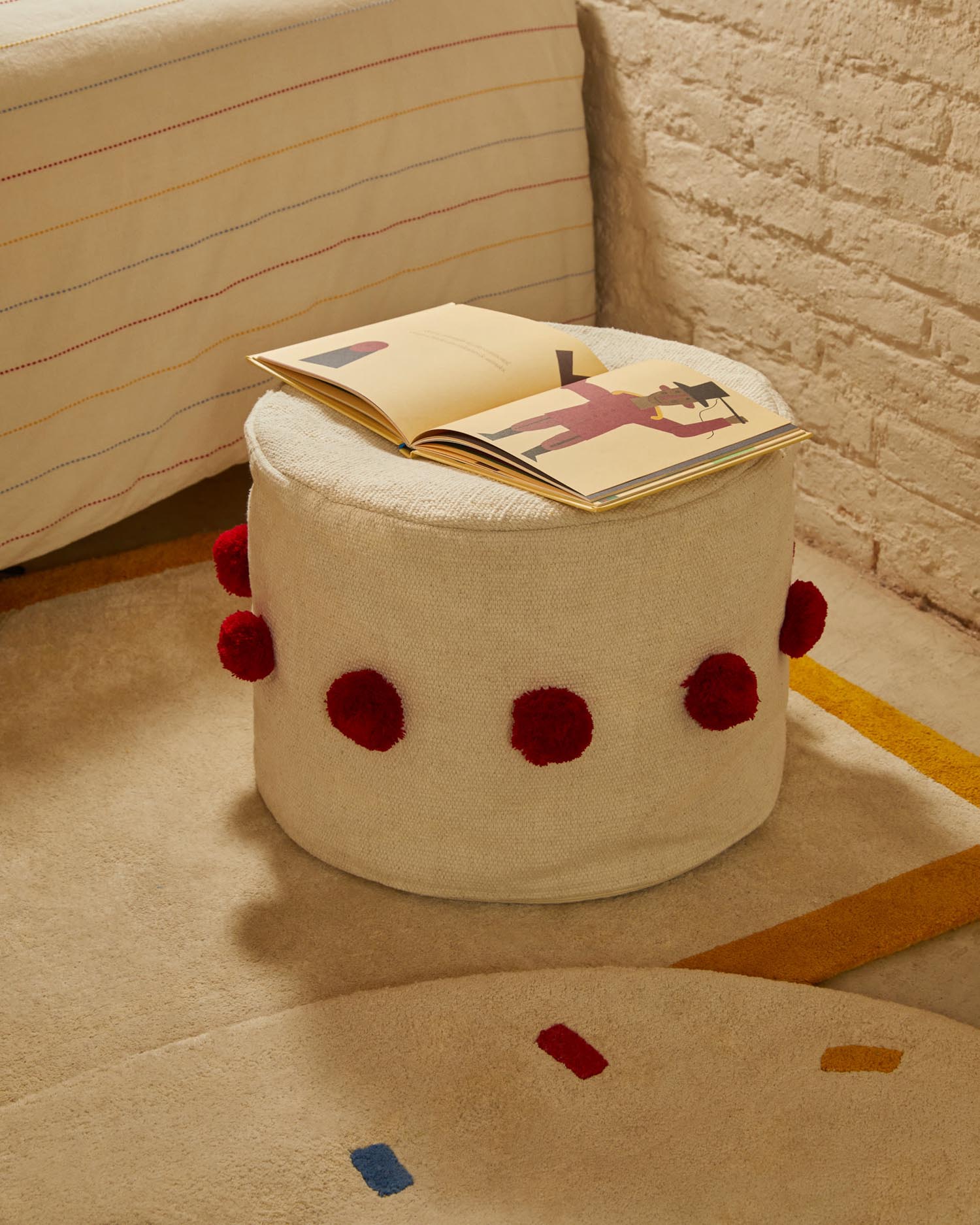 Sitzsack Manua aus Baumwolle beige mit roten Quasten Ø 40 cm in Rot präsentiert im Onlineshop von KAQTU Design AG. Sitzsack ist von Kave Home