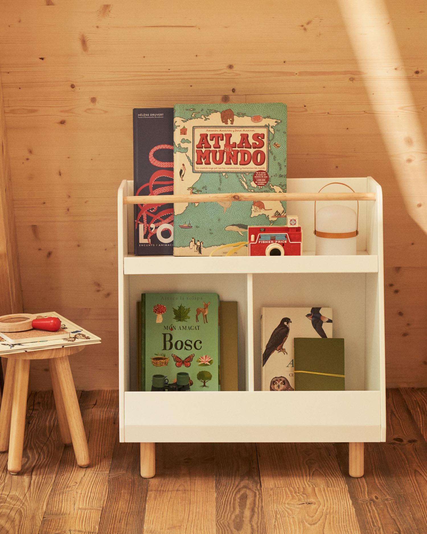 Serwa Bücherregal aus weissem MDF mit Beinen und Stange aus massivem Kiefernholz in Weiß präsentiert im Onlineshop von KAQTU Design AG. Standregal ist von Kave Home