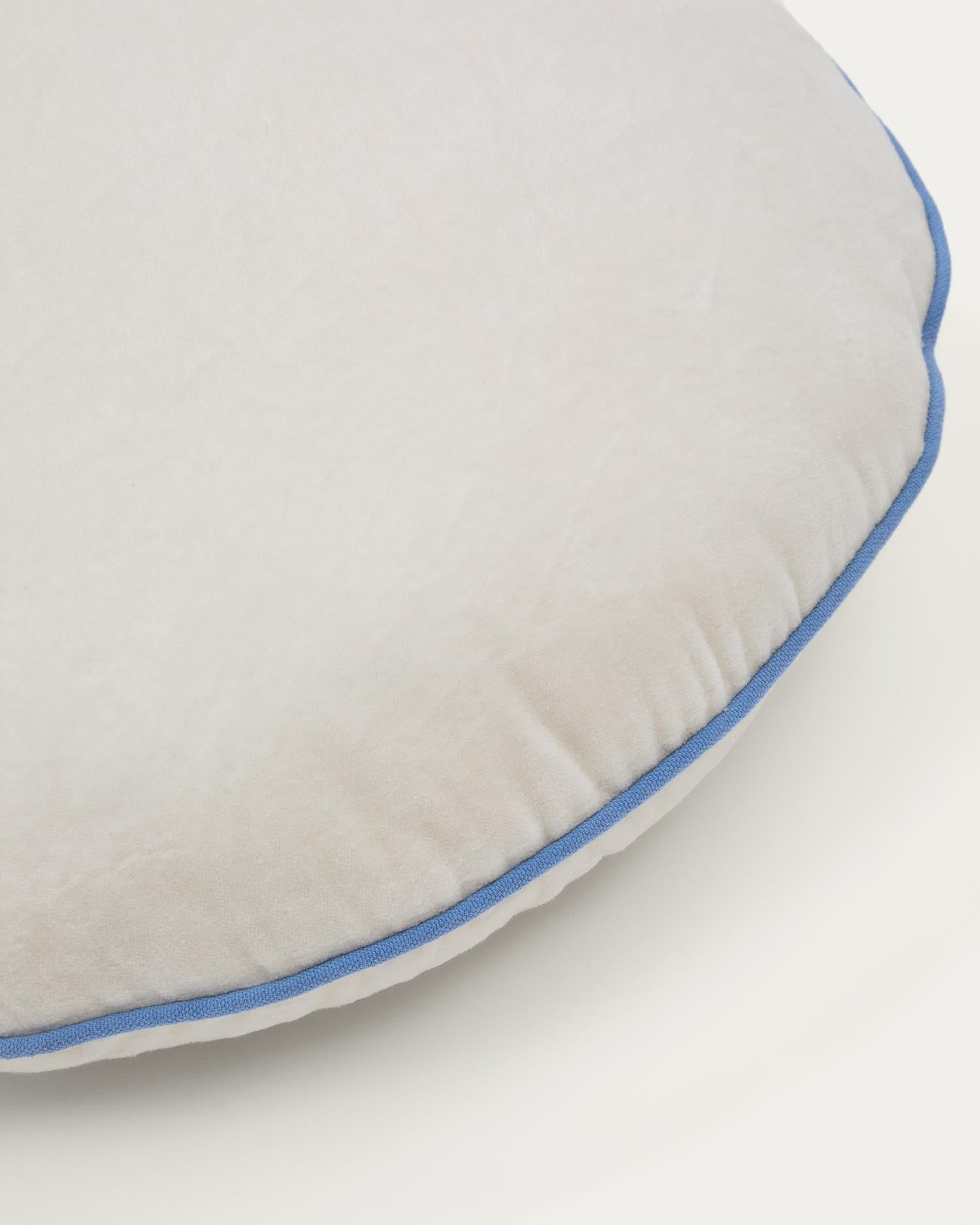 Rundes Kissen Saya aus Baumwolle weiss und blau Ø 40 cm in Blau präsentiert im Onlineshop von KAQTU Design AG. Deko Kissen ist von Kave Home