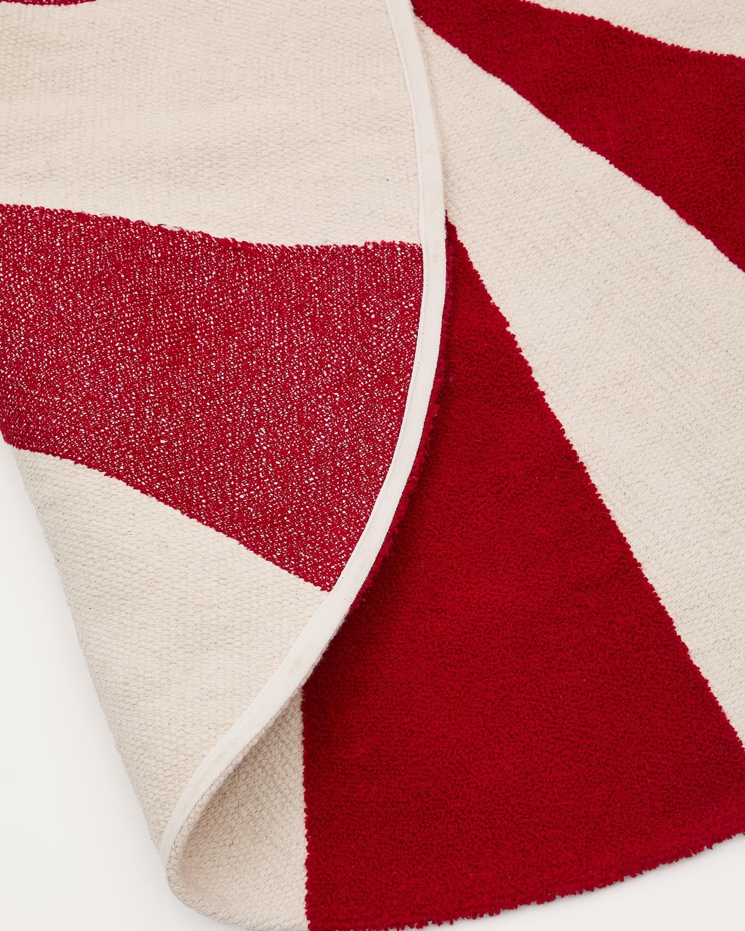 Teppich Wirla 100% Baumwolle beige und rot Ø 100 cm in Rot präsentiert im Onlineshop von KAQTU Design AG. Teppich ist von Kave Home