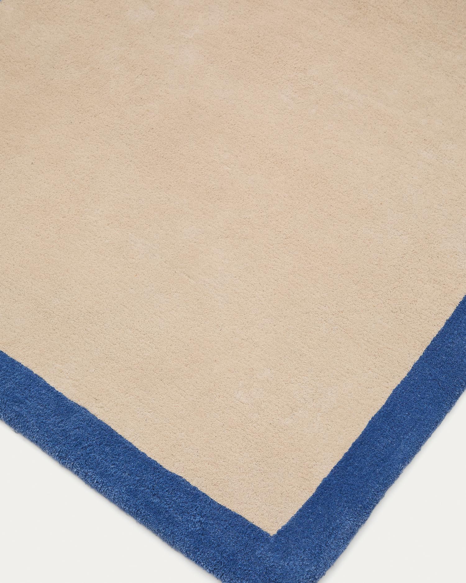 Teppich Nalim 100% Baumwolle beige und blau 90 x 150 cm in Blau präsentiert im Onlineshop von KAQTU Design AG. Teppich ist von Kave Home