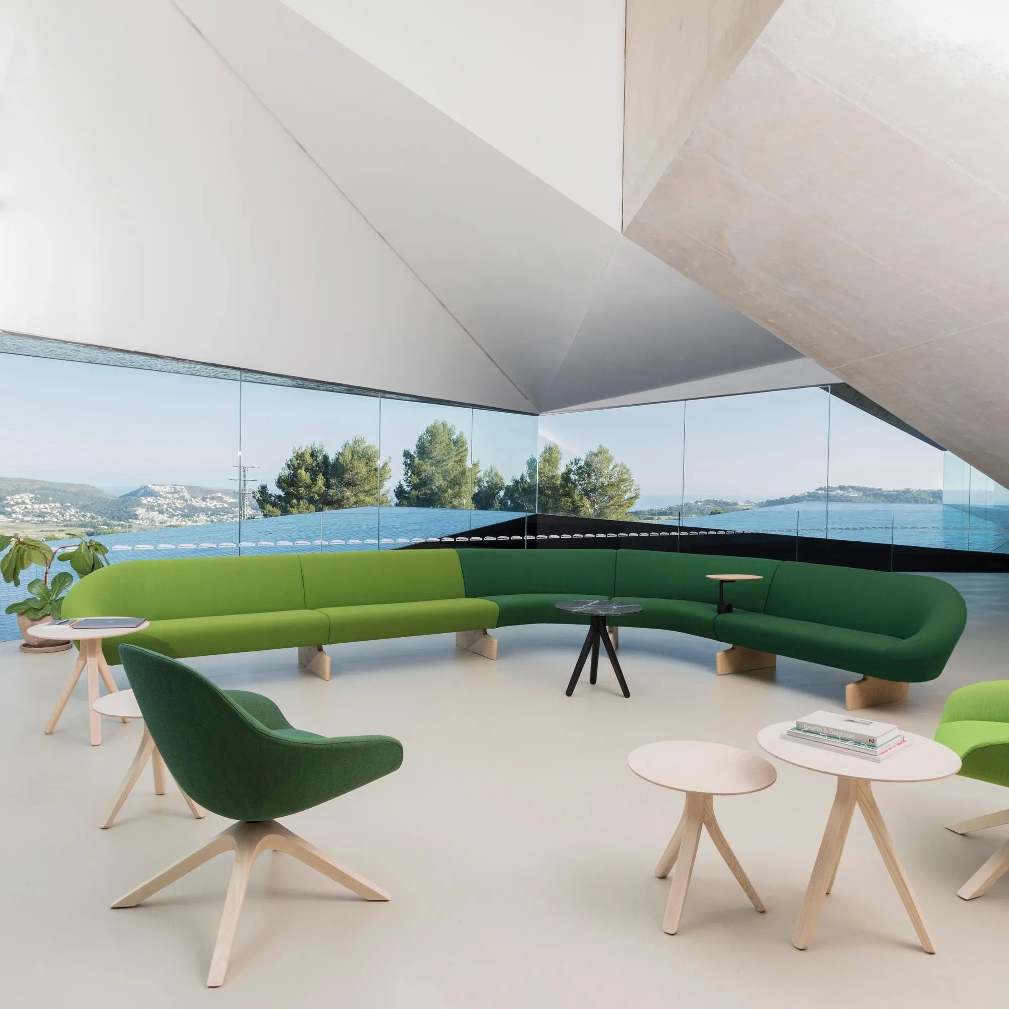 Next Lounge von Andreu World: Drehbarer Komfort in modernem Design.