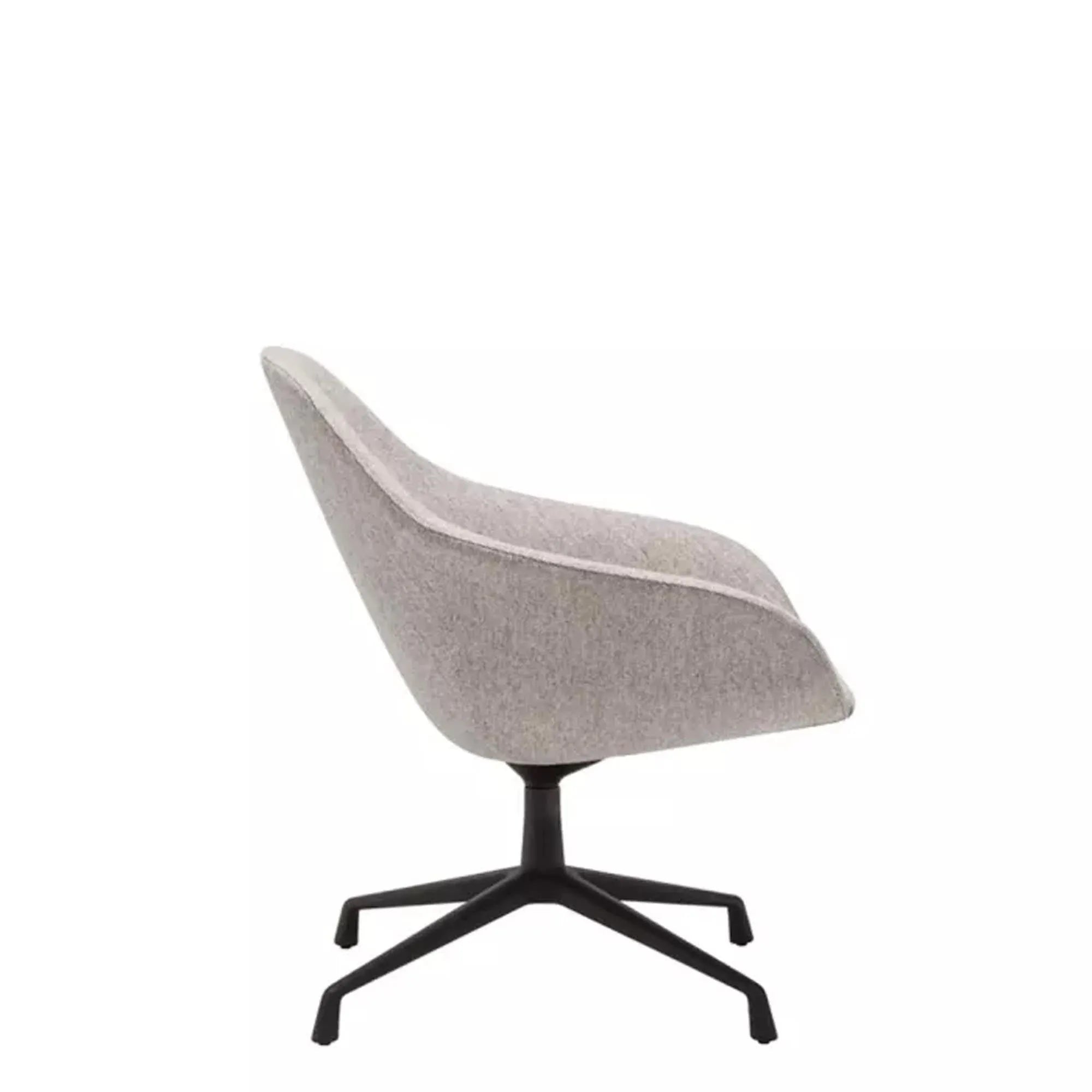 Stilvoller Next Lounge Sessel von Andreu World – drehbar und komfortabel.