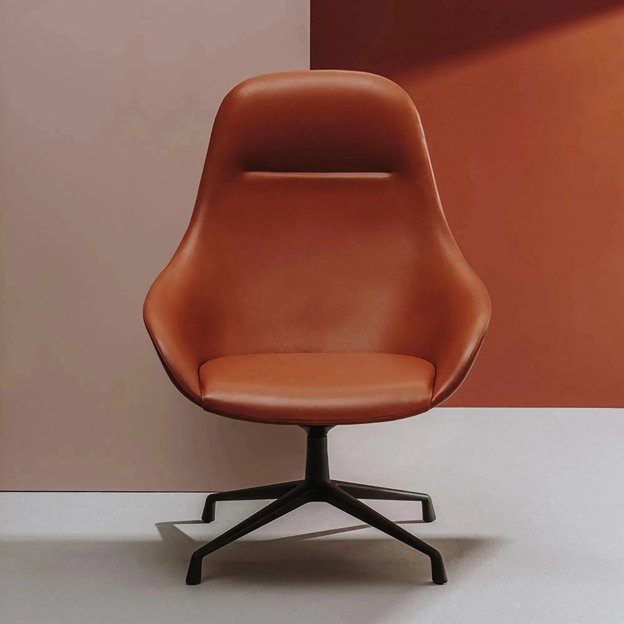 Next Lounge high drehbar in Orange präsentiert im Onlineshop von KAQTU Design AG. Sessel ist von Andreu World